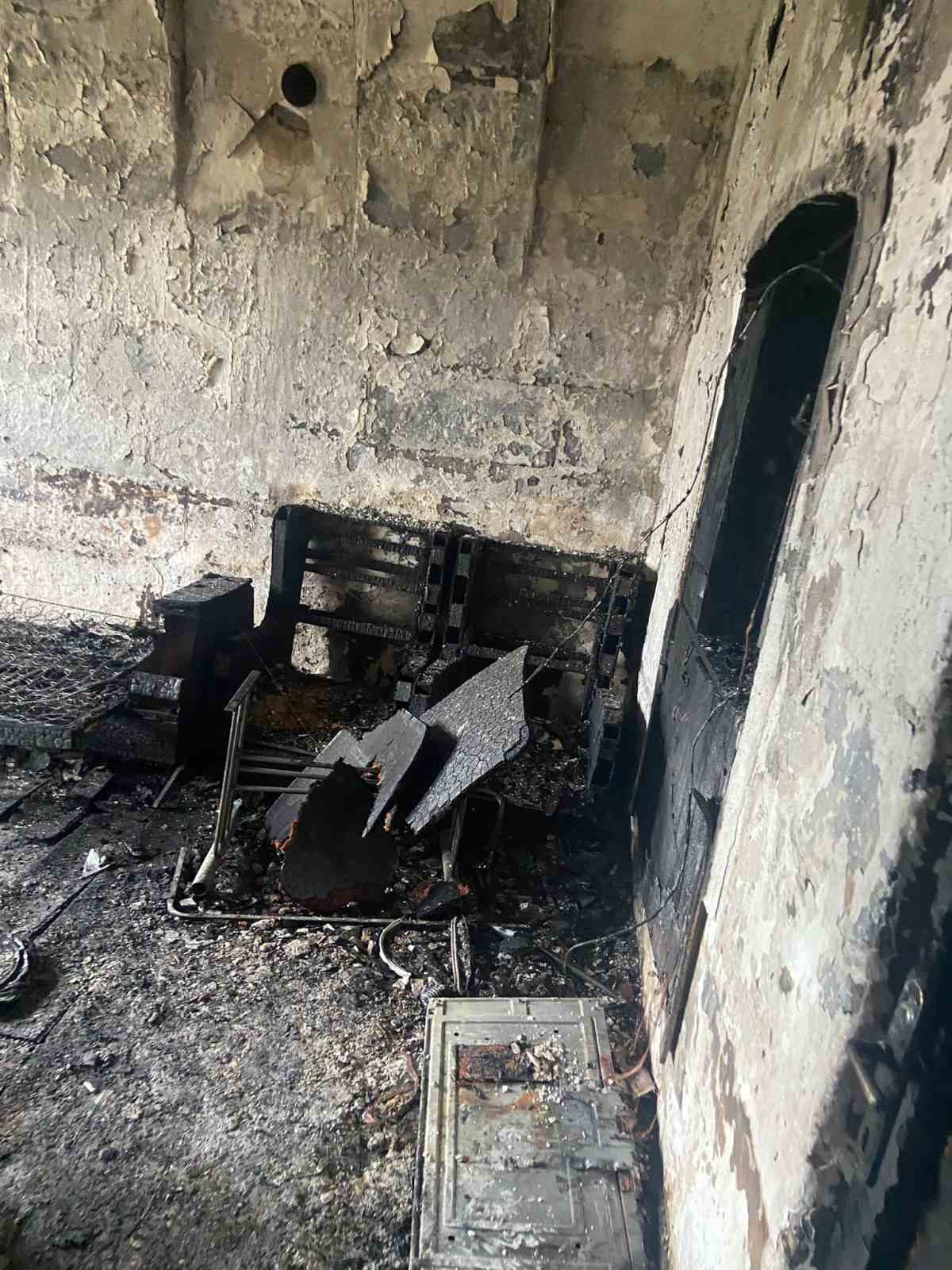 Çardak’ta evi kül olan aile komşularına sığındı