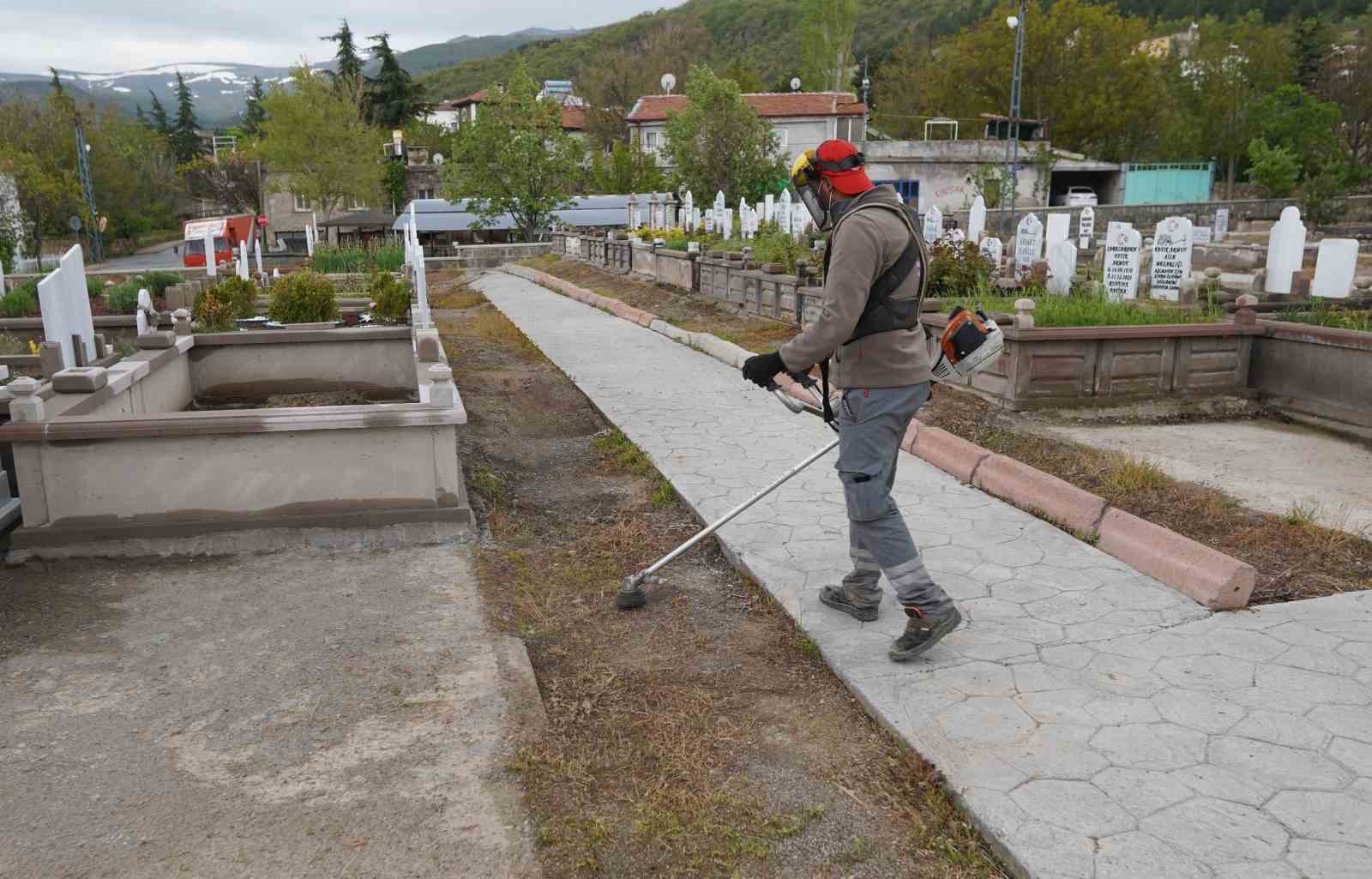Melikgazi’de mezarlıklar bayrama hazırlanıyor

