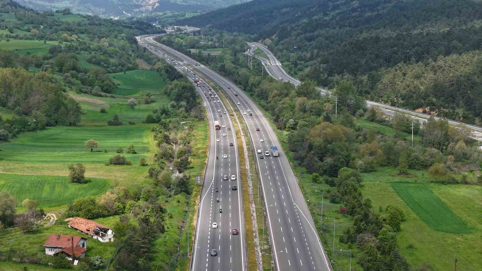 Bolu geçişinde bayram tatilinin ilk günü trafik yoğunluğu