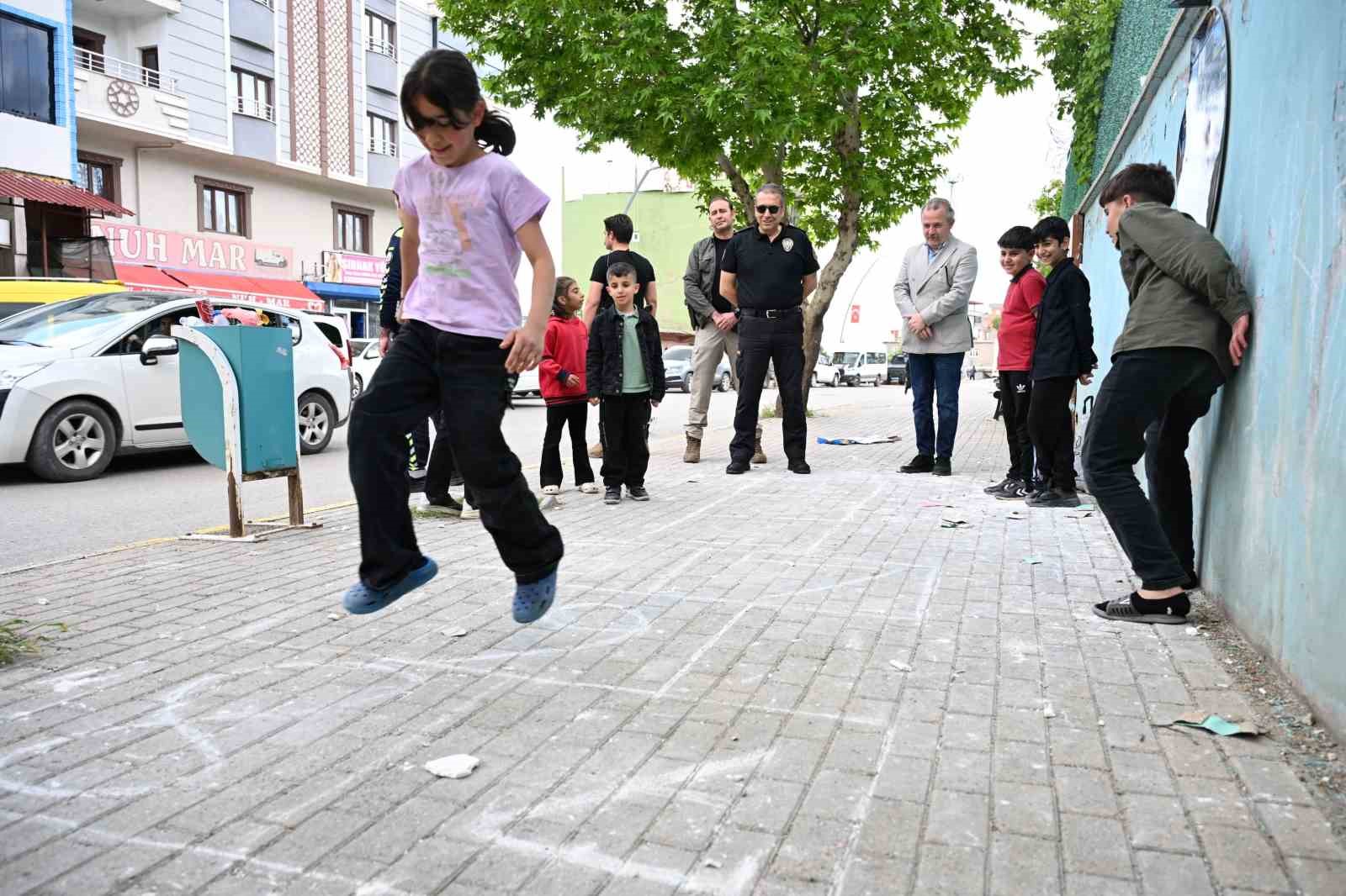 Emniyet Müdürü Sazak, Şırnak sokaklarında çocuklarla sek sek oynadı