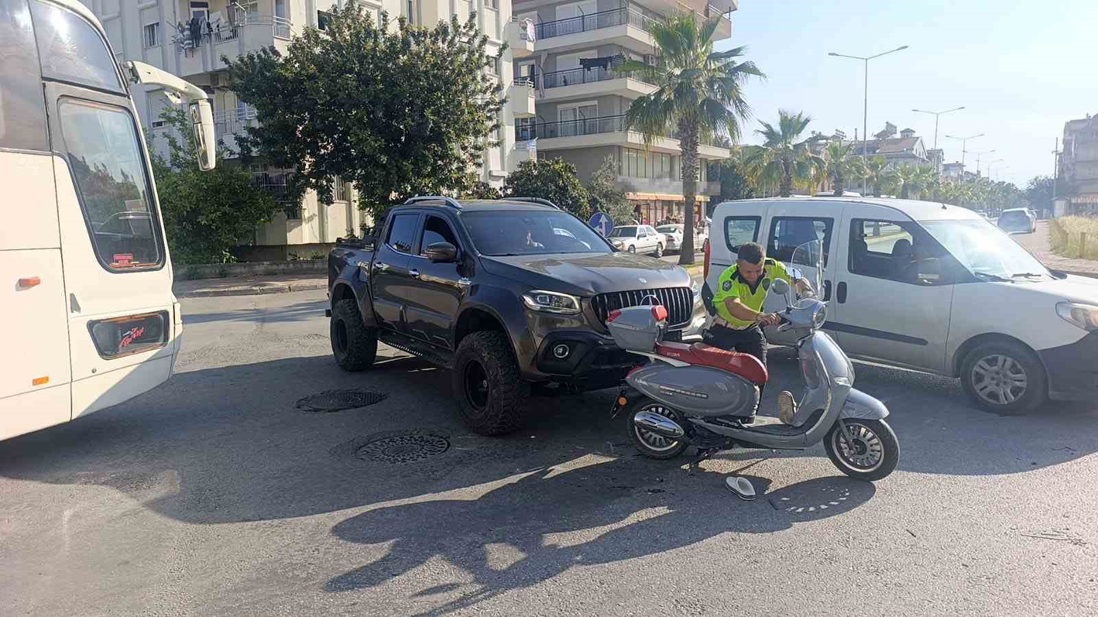 Kamyonet ile motosiklet çarpıştı: 1 yaralı