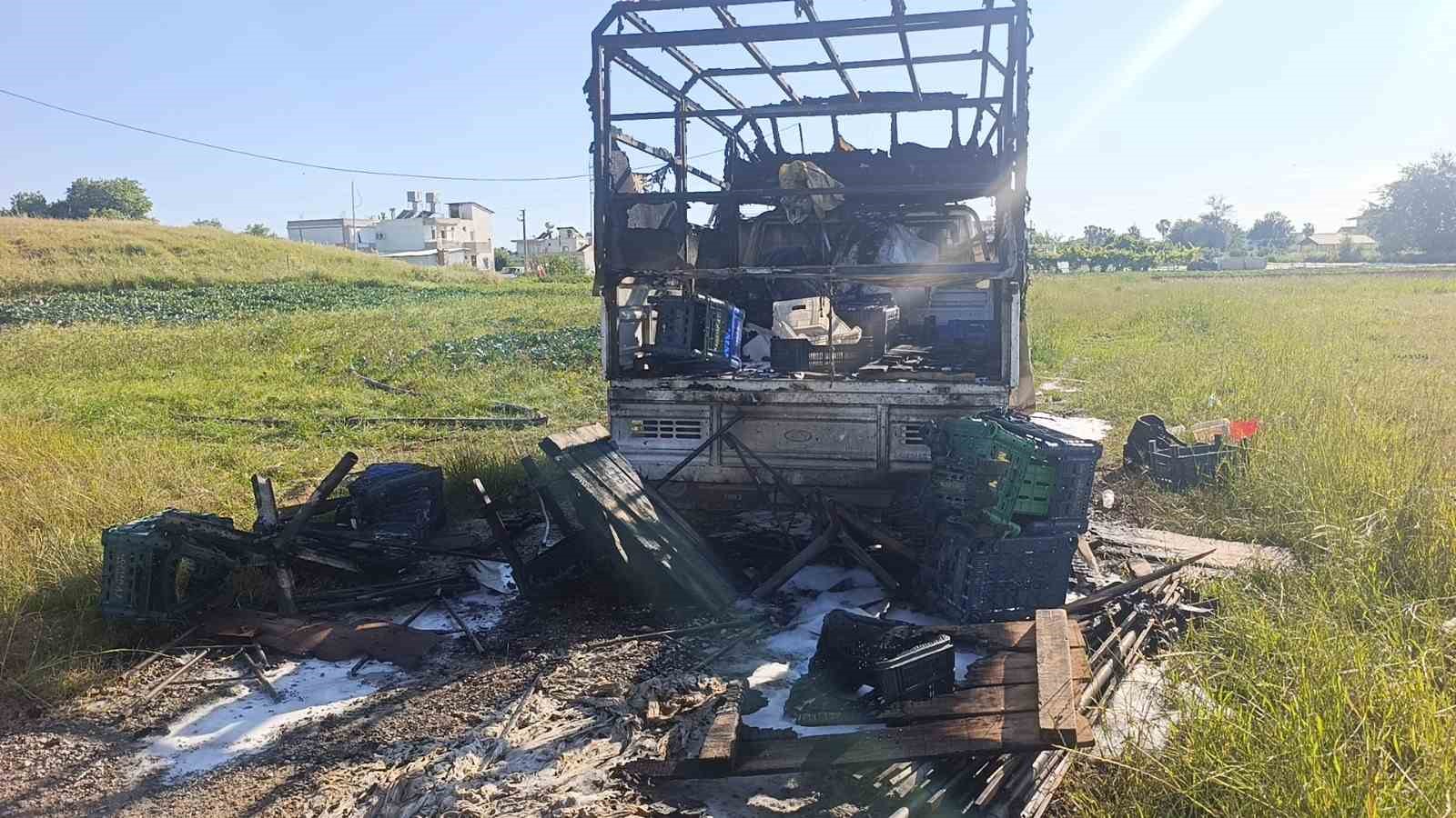 Bahçede park halindeki kamyonet yandı
