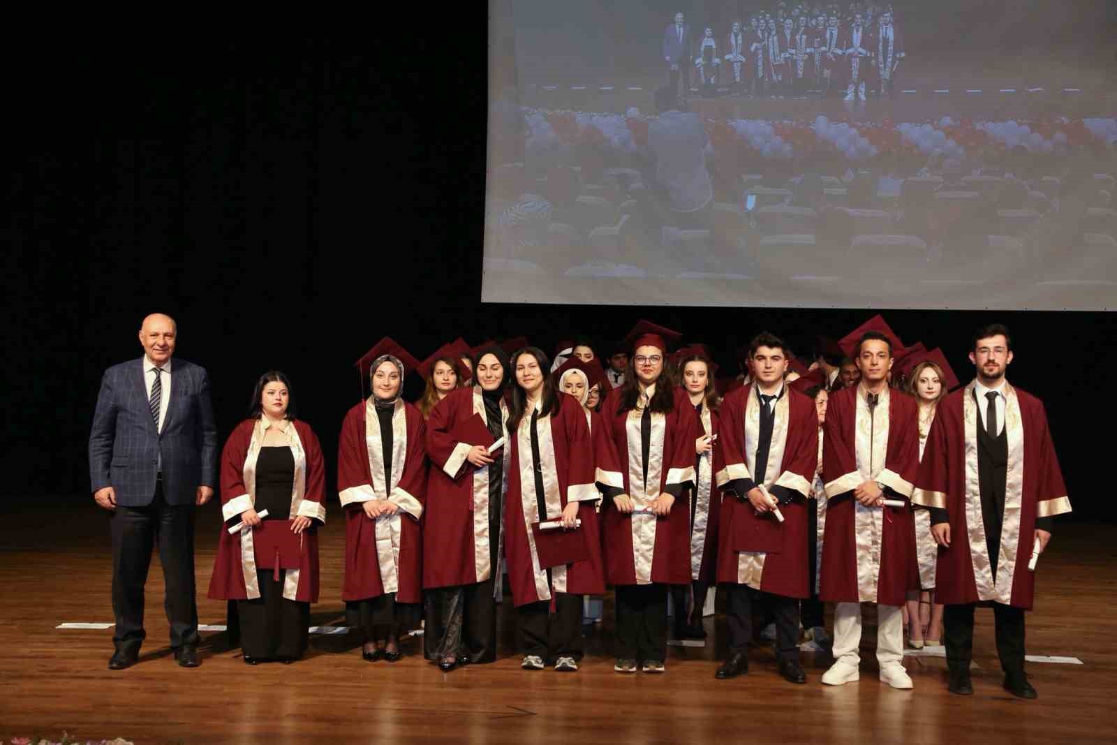 Ankara Hacı Bayram Veli &Uuml;niversitesi İletişim Fak&uuml;ltesi mezuniyet t&ouml;reni yapıldı
