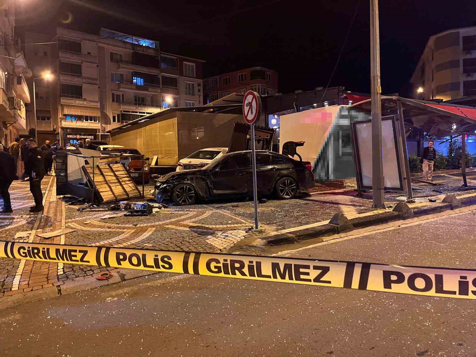 Tekirdağ’da faciadan dönüldü: Kontrolden çıkan otomobil otobüs durağına çarptı
