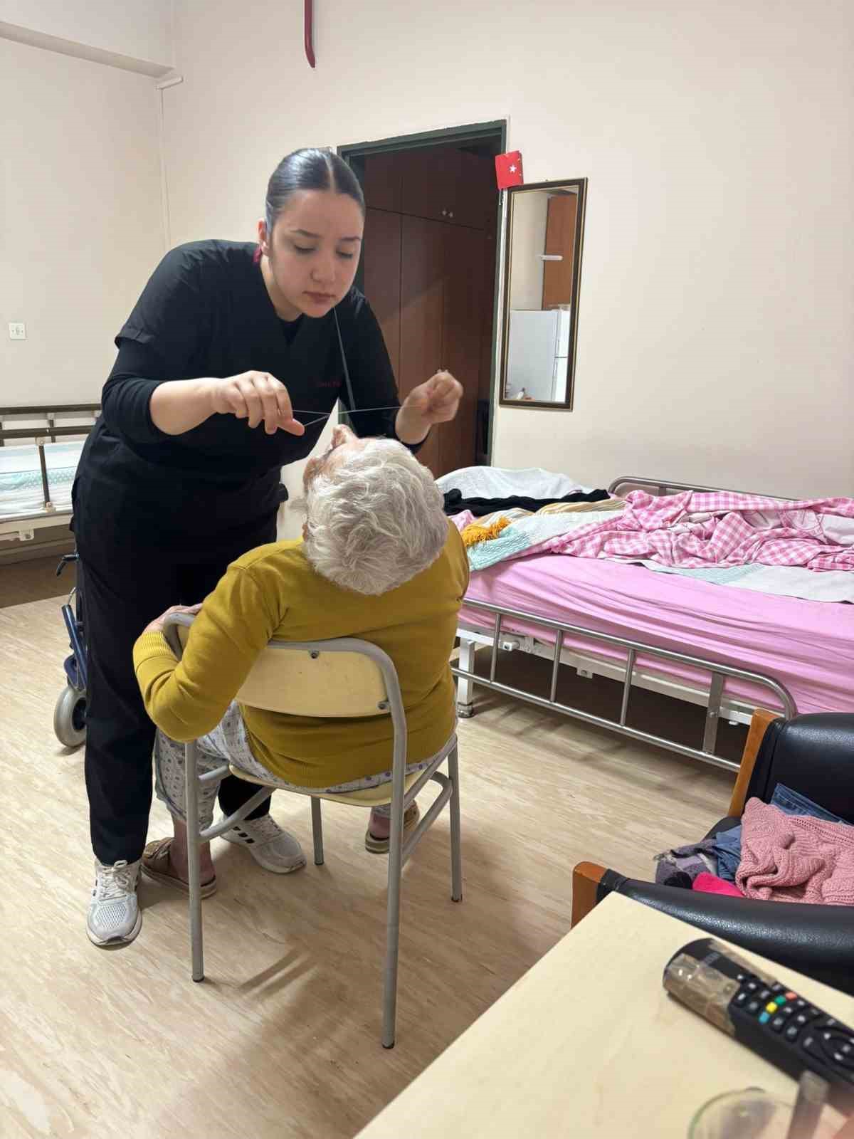 Huzurevindeki yaşlıların bayram bakımı, lise &ouml;ğrencilerinden
