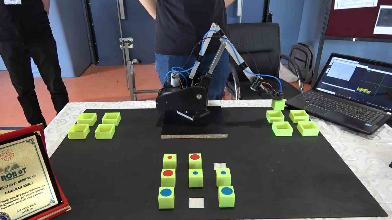 Samsun’da meslek lisesi öğrencilerinin geliştirdiği robot kol Türkiye birincisi oldu
