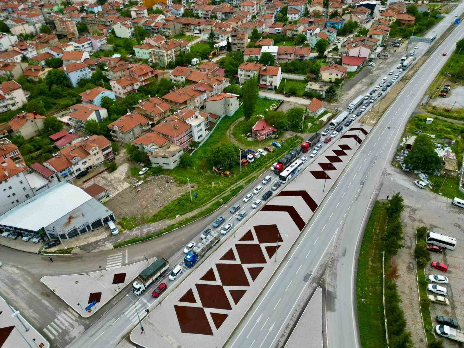 Afyonkarahisar’daki karayollarında bayram trafiği yoğunluğu başladı