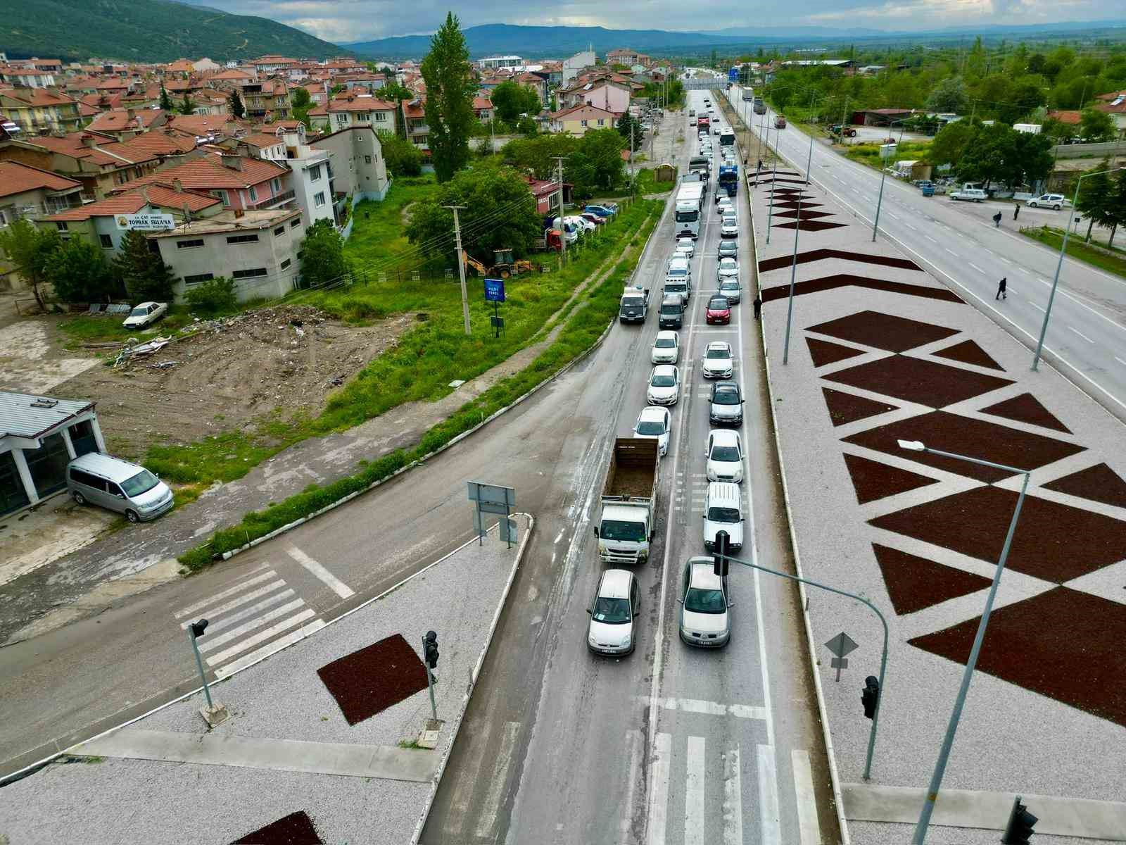Afyonkarahisar’daki karayollarında bayram trafiği yoğunluğu başladı