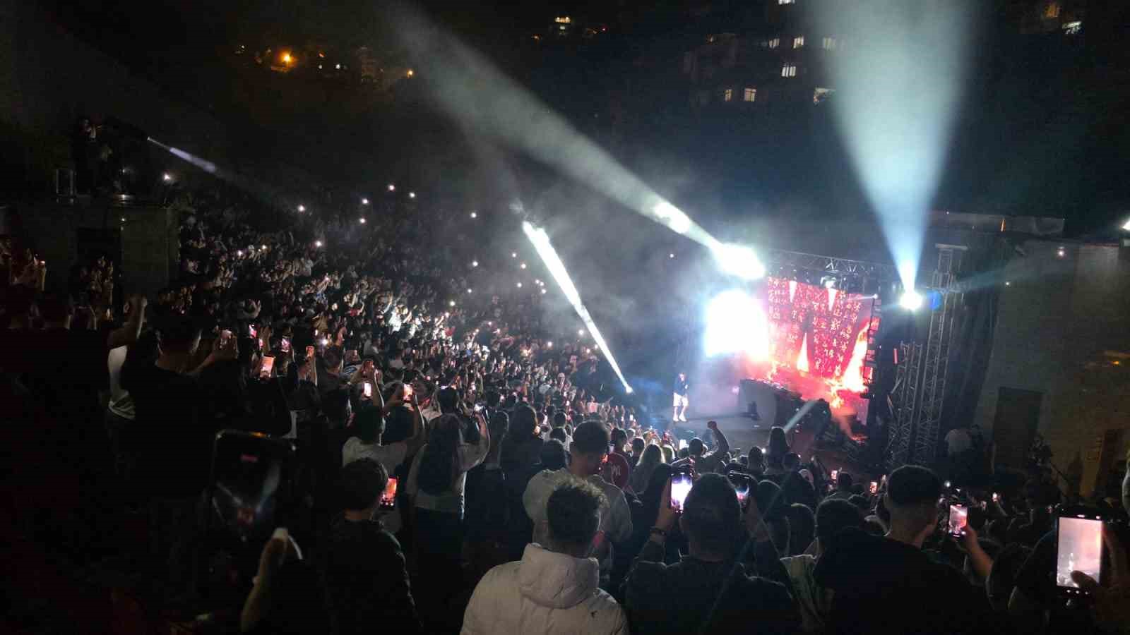 Karadeniz Ereğli&rsquo;de Wegh r&uuml;zgarı; gen&ccedil;ler konserde coştu
