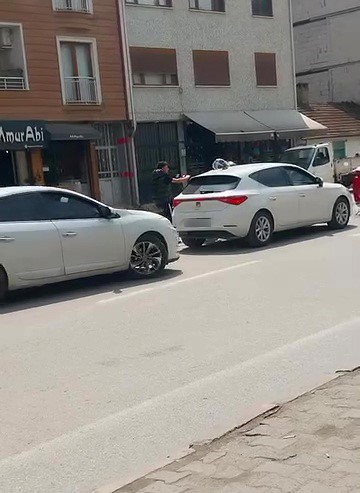 Yol verme kavgasında tansiyon y&uuml;kseldi araya vatandaşlar girdi
