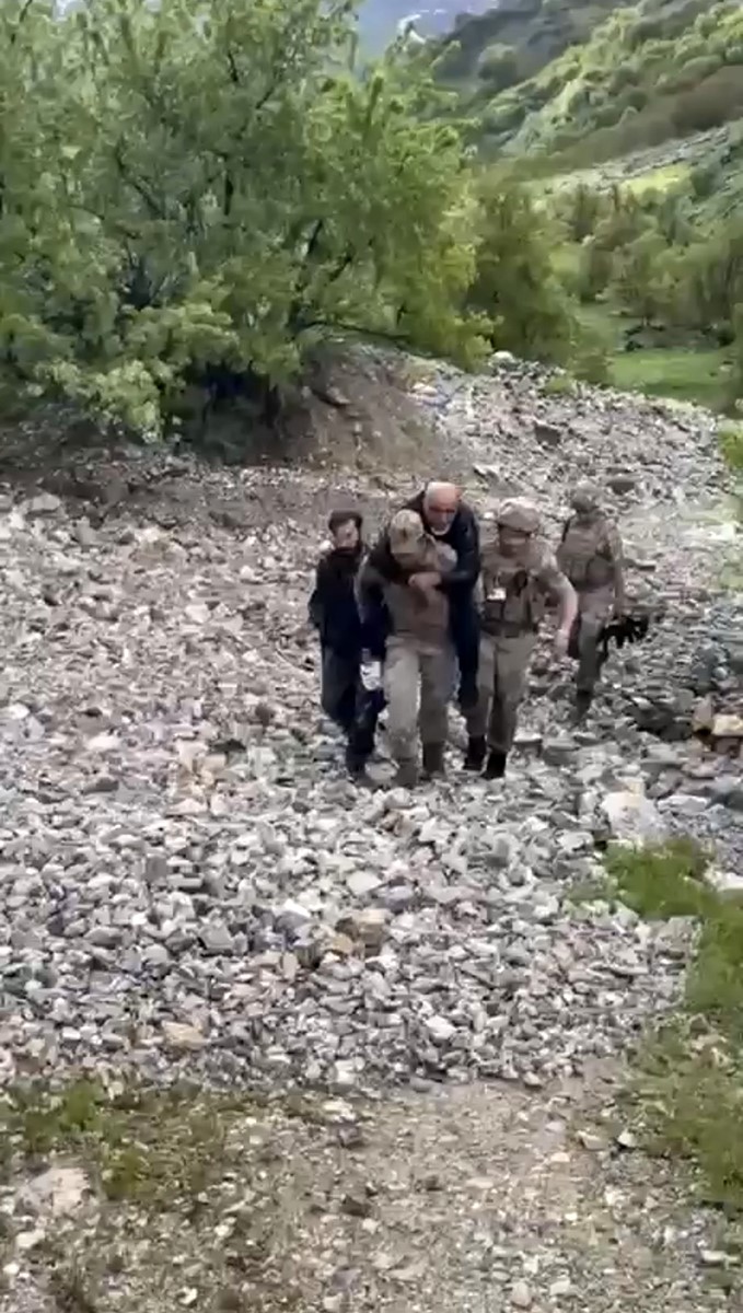 Ayağını burkan şahsı jandarma sırtında taşıdı