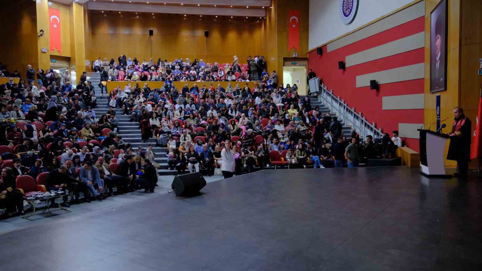 Atat&uuml;rk &Uuml;niversitesi İletişim Fak&uuml;ltesi&rsquo;nde mezuniyet heyecanı yaşandı
