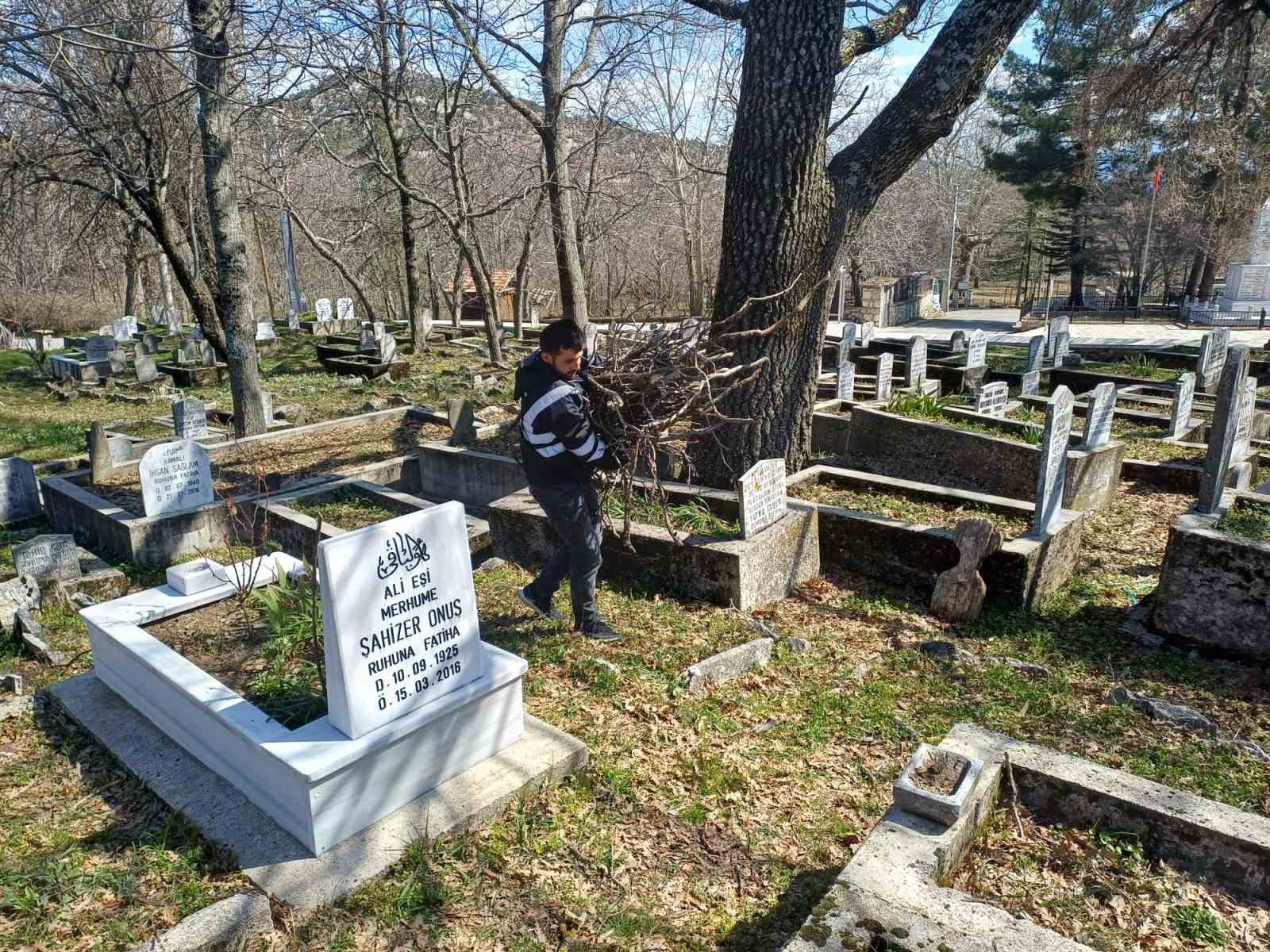 Büyükşehir’in mezarlıklarda bayram hazırlığı sürüyor