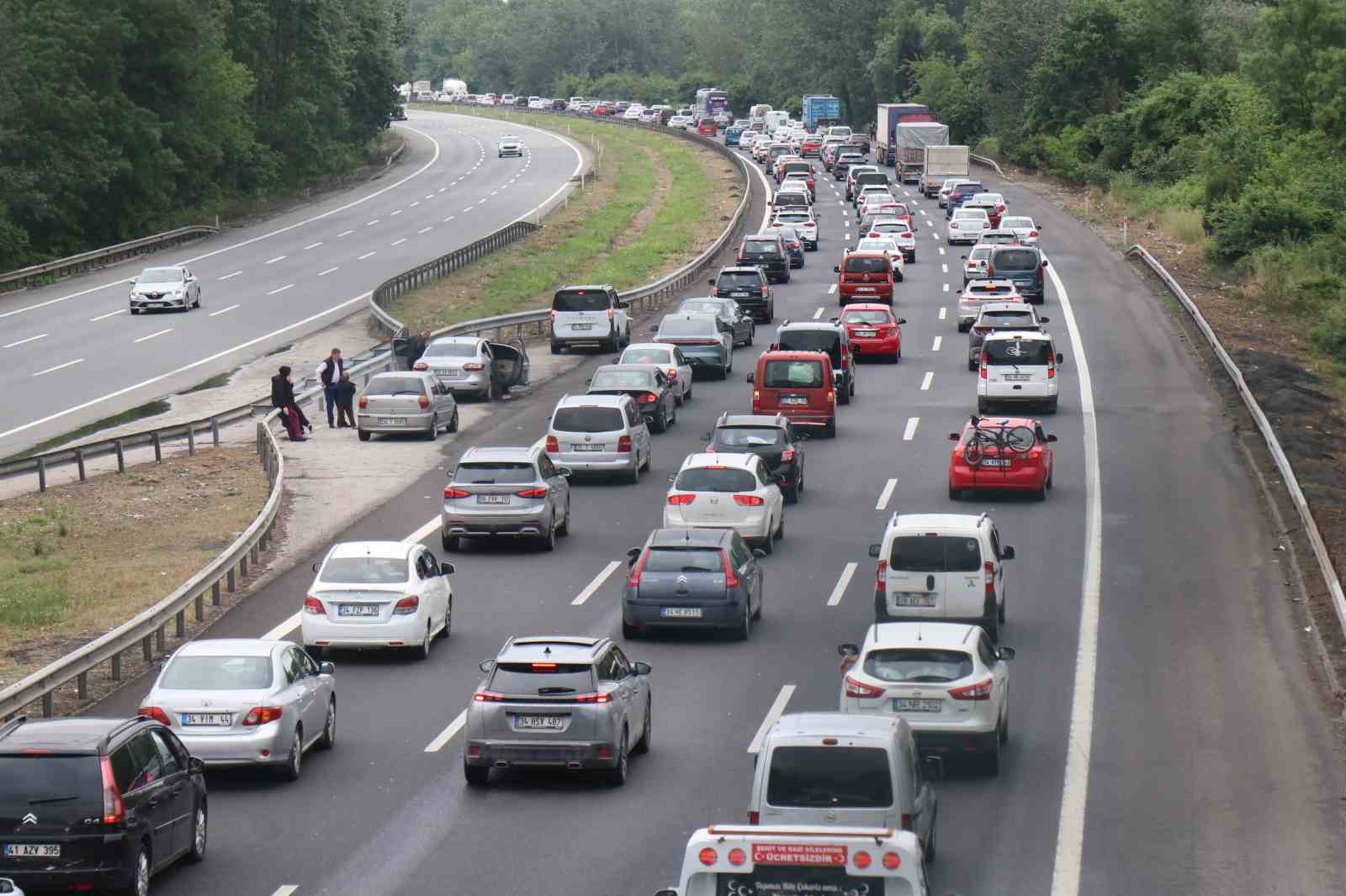 Bayram tatilinin ilk sabahında Sakarya ge&ccedil;işinde trafik durma noktasına geldi
