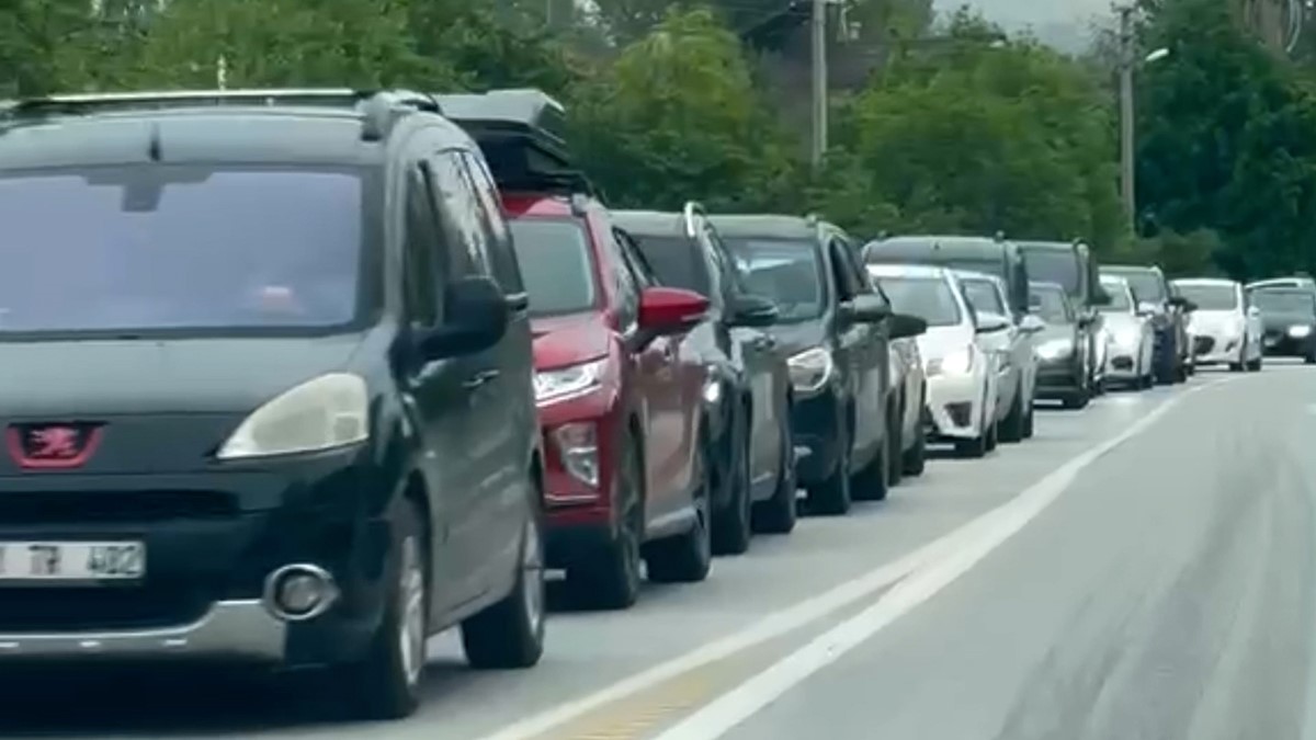 Bolu’da alternatif yollarda uzun araç kuyrukları oluştu
