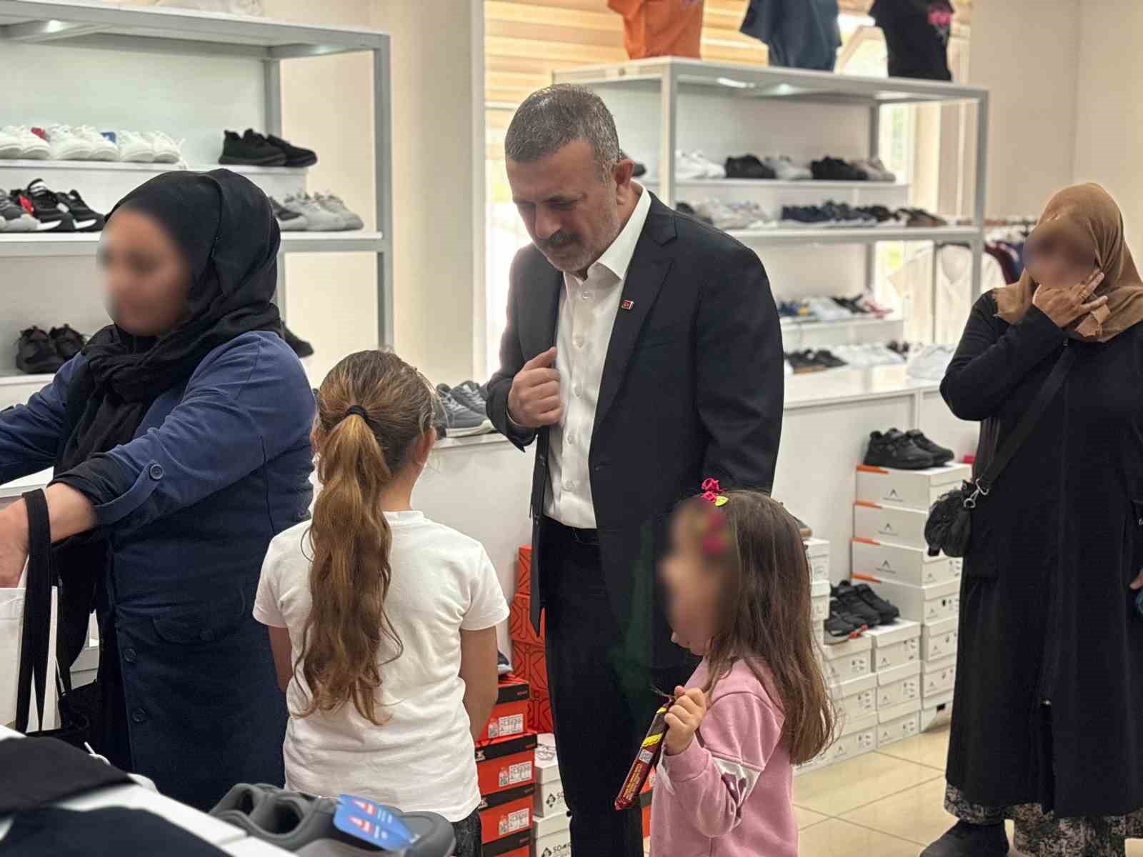 Sincan Belediye Başkanı Murat Ercan çocuklara bayramlık hediye etti