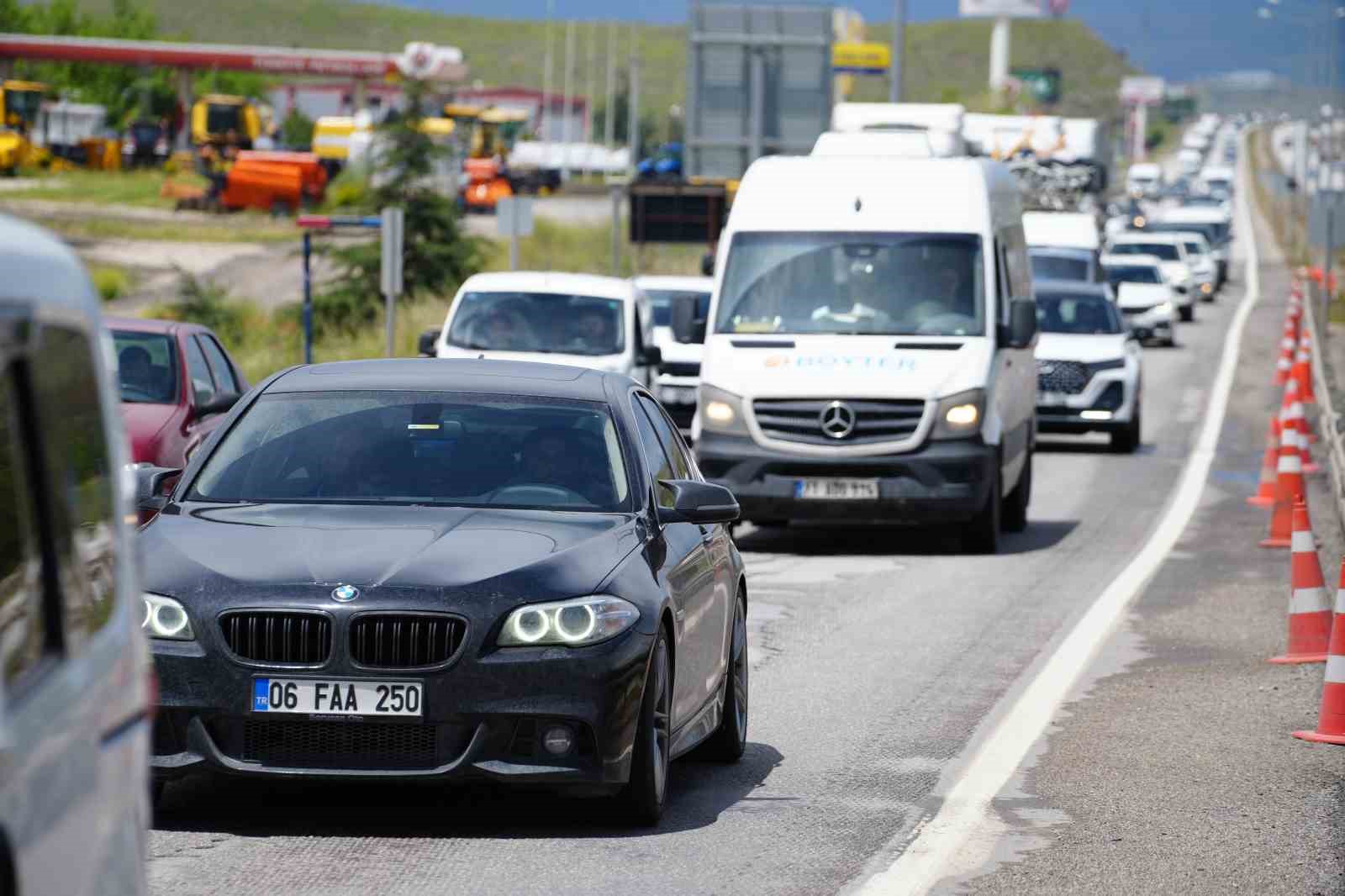43 ilin ge&ccedil;iş noktasında trafik yoğunluğu arttı
