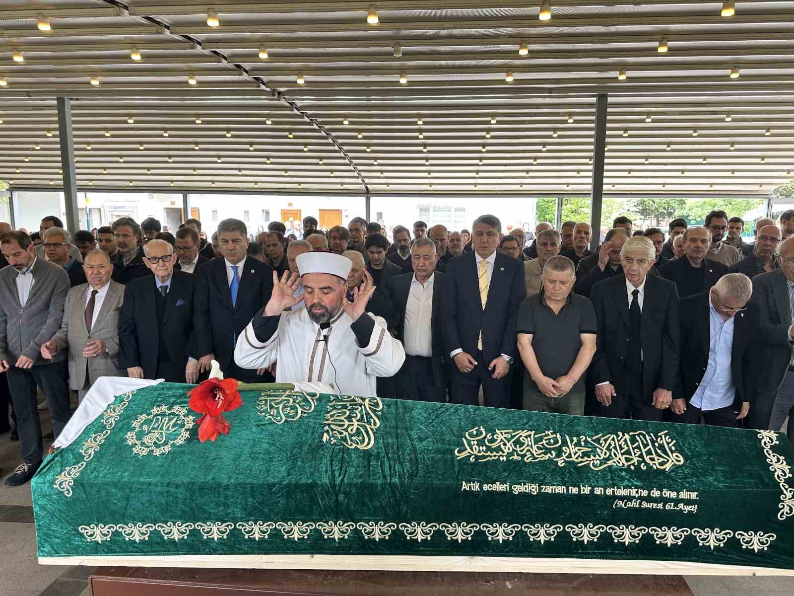 TFF Onursal Başkanı Şenes Erzik’in acı günü: Eşi Dilek Erzik son yolculuğuna uğurlandı