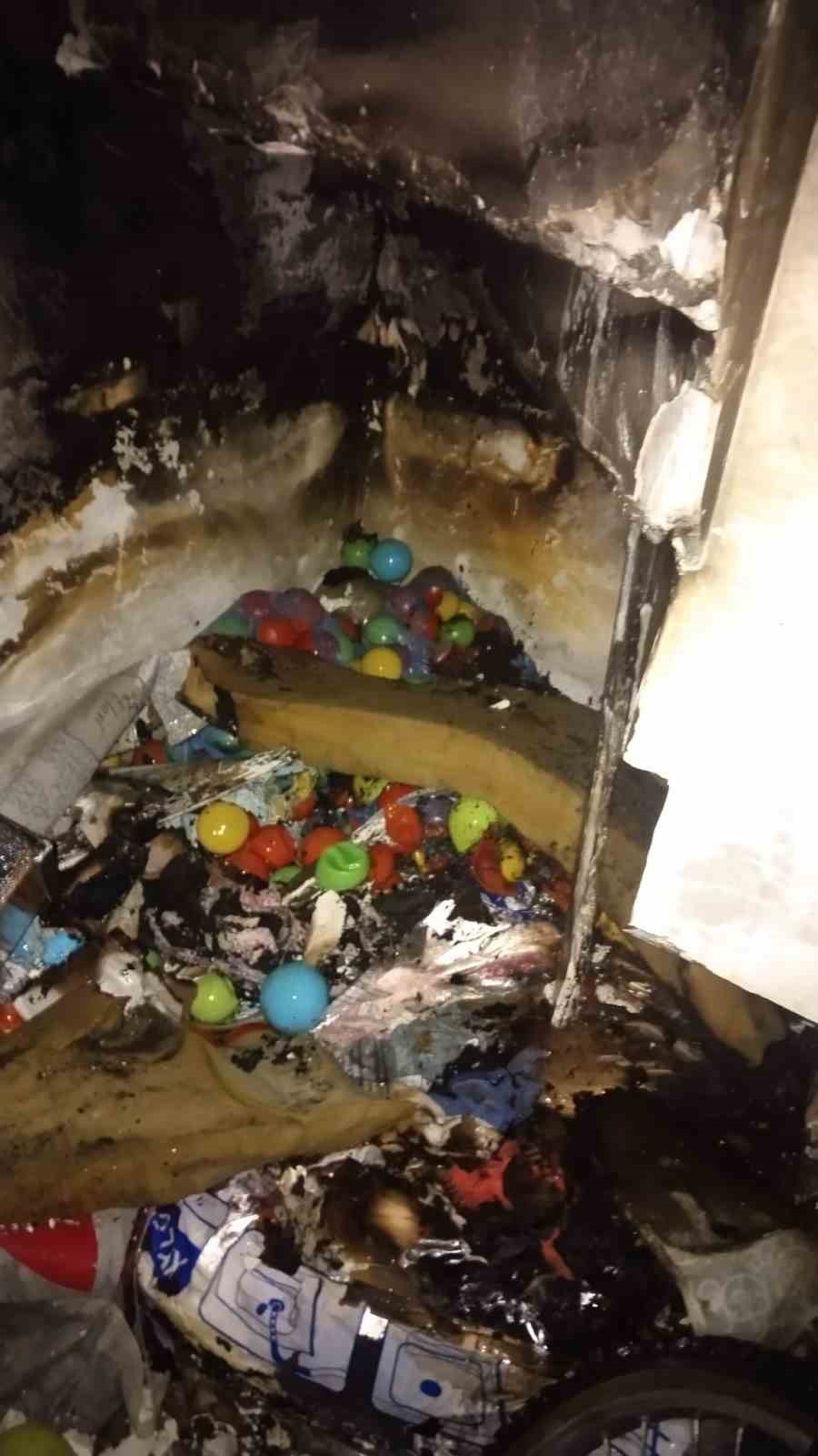 Erdek’te 2 katlı binanın giriş katında çıkan yangın söndürüldü