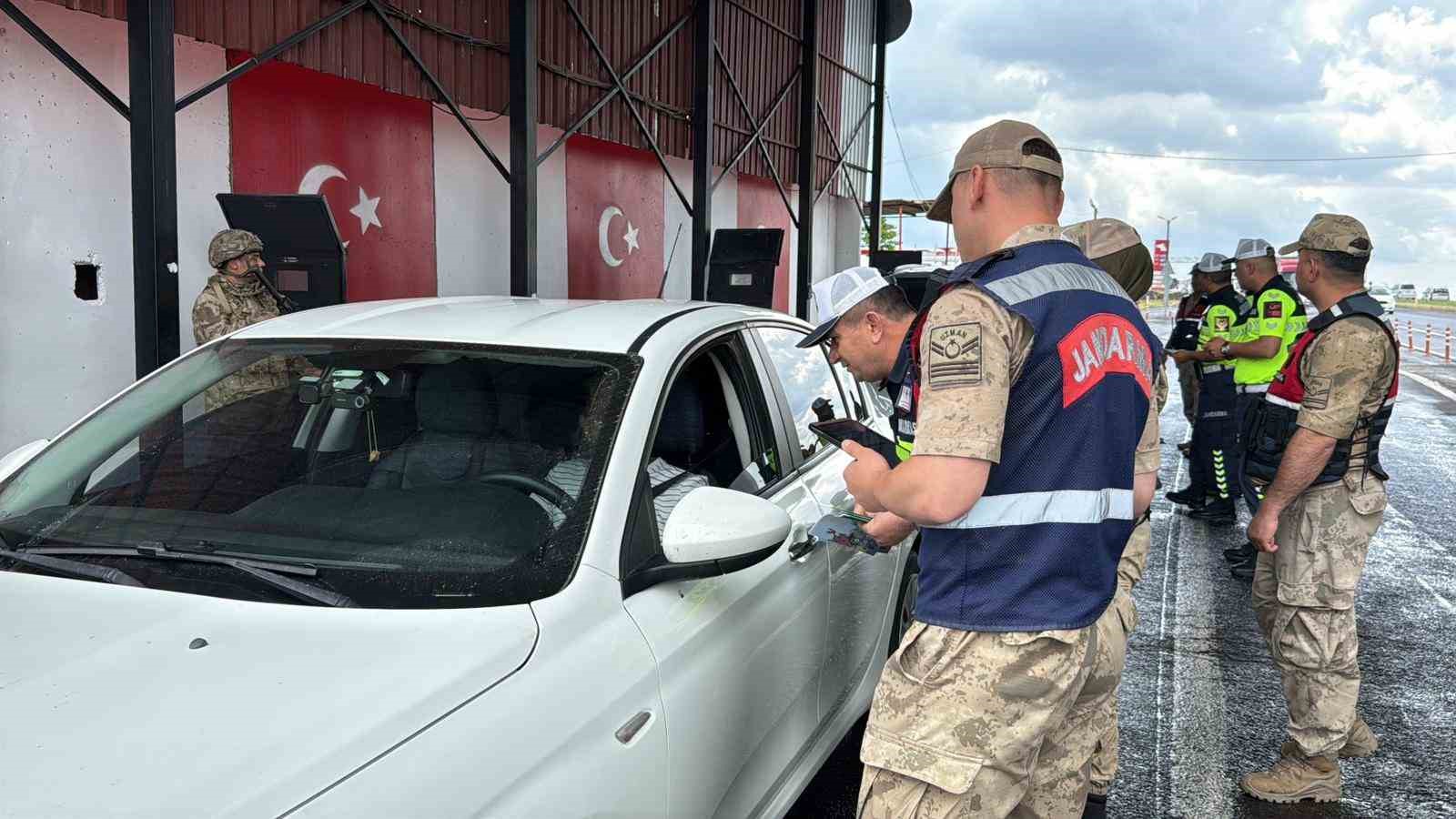 Diyarbakır’da jandarma ekipleri Kurban Bayramı öncesi trafik uygulaması yaptı
