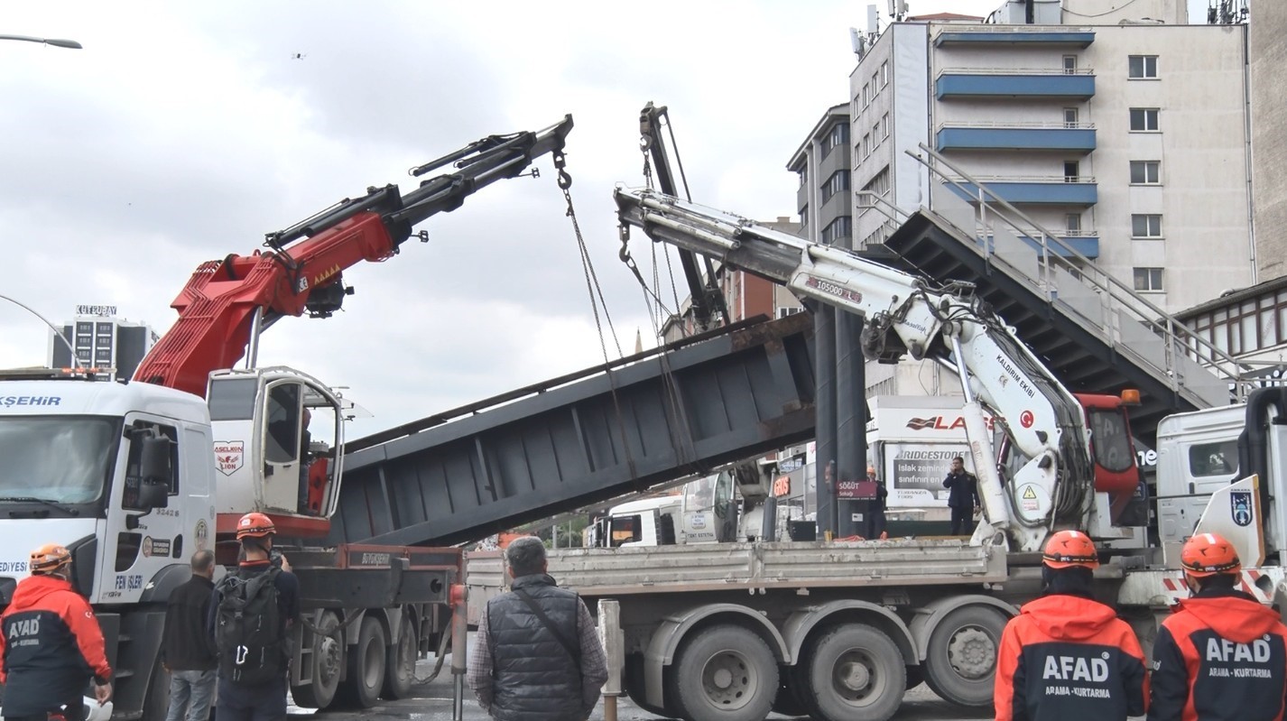 Damperi açık kamyon faciaya neden oldu: Üst geçit çöktü, 3 yaralı