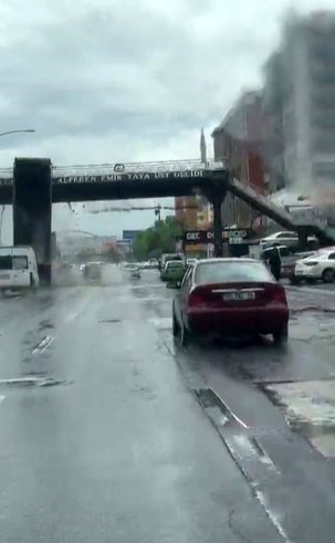 Damperi a&ccedil;ık kamyon faciaya neden oldu: &Uuml;st ge&ccedil;it &ccedil;&ouml;kt&uuml;, 3 yaralı
