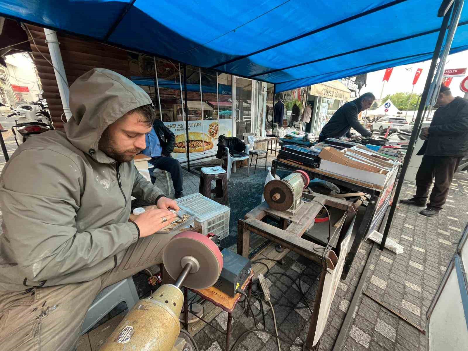 Tavşanlı’da kurbanlık bıçak ve satırlar bilenmeye başladı
