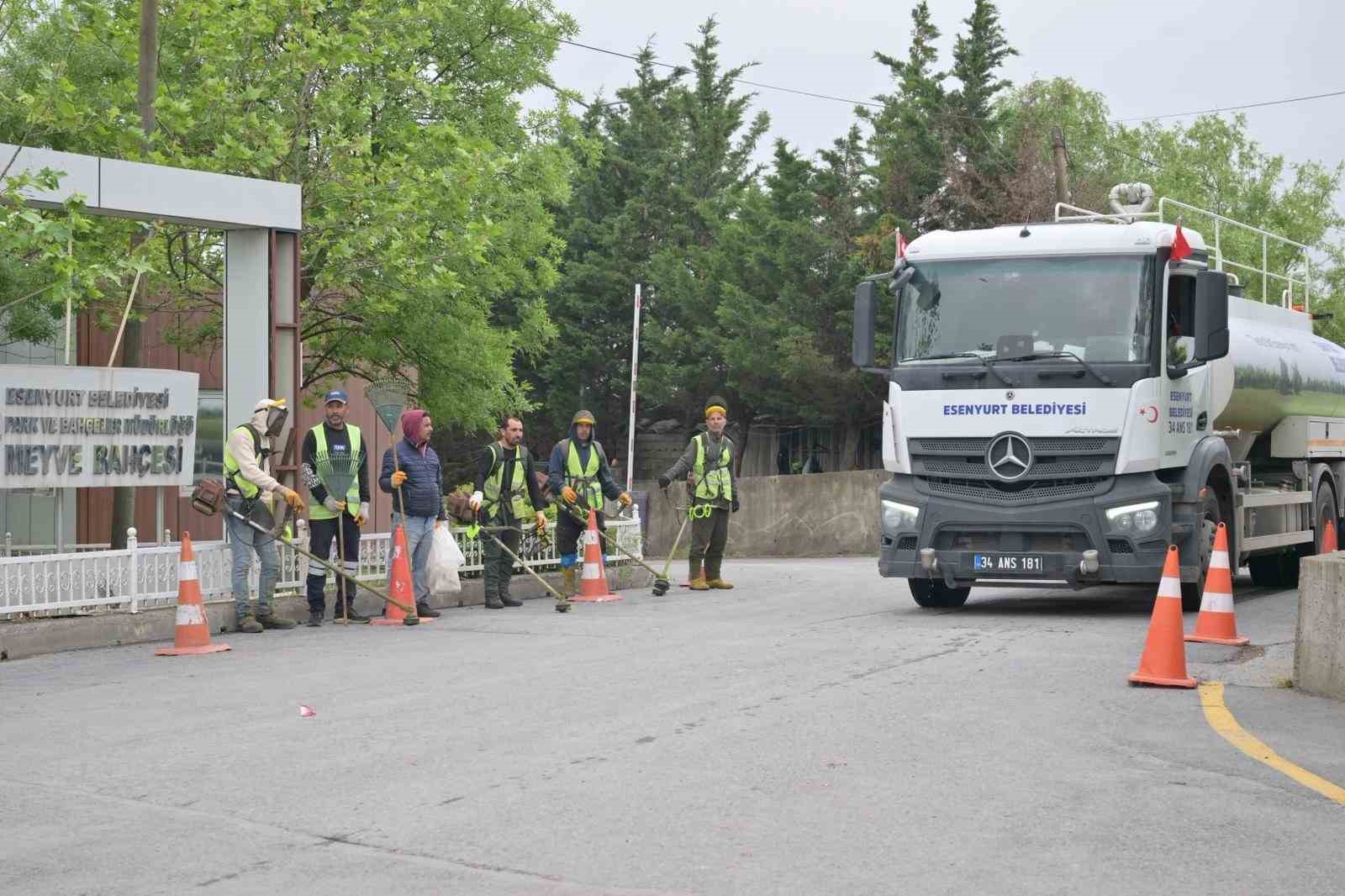 Mezarlık temizliği yapmaya &ccedil;alışan Esenyurt Belediyesi ekipleri İBB&rsquo;nin engeline takıldı
