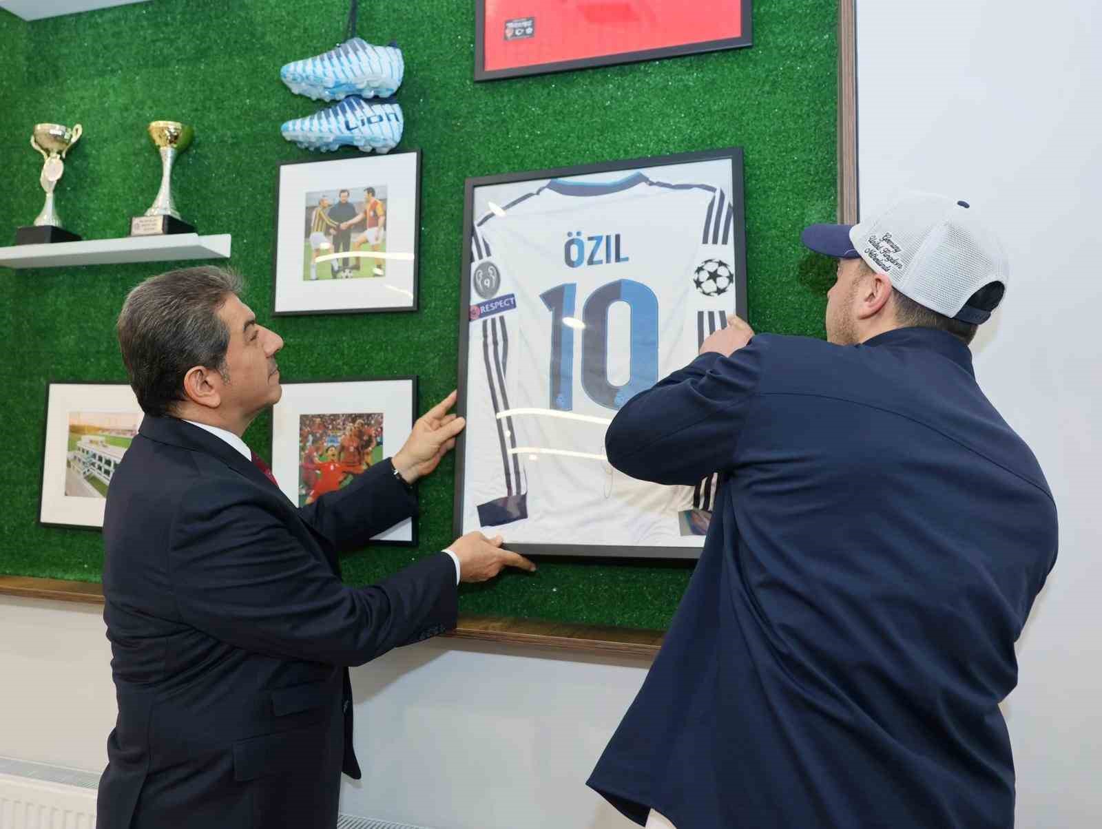 Mesut Özil Esenler’de sahaya indi