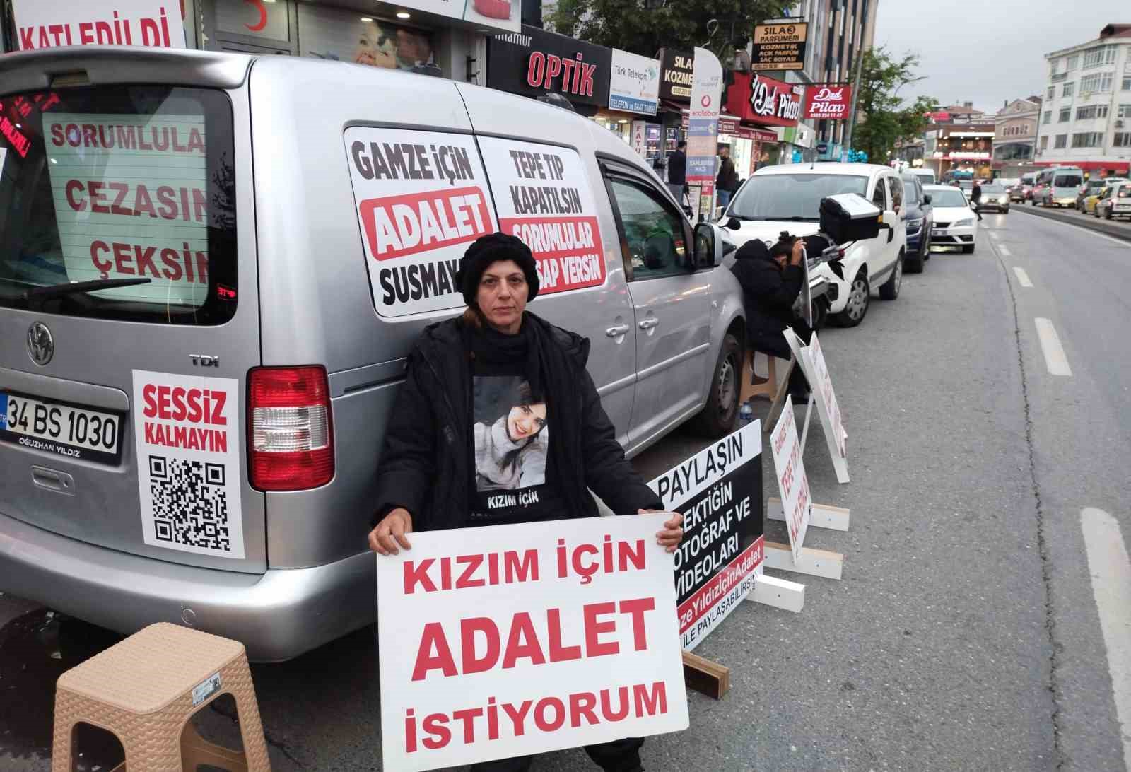 &Uuml;mraniye&rsquo;de takılan serum sonrası hayatını kaybeden gen&ccedil; kızın ailesinden tıp merkezi &ouml;n&uuml;nde eylem
