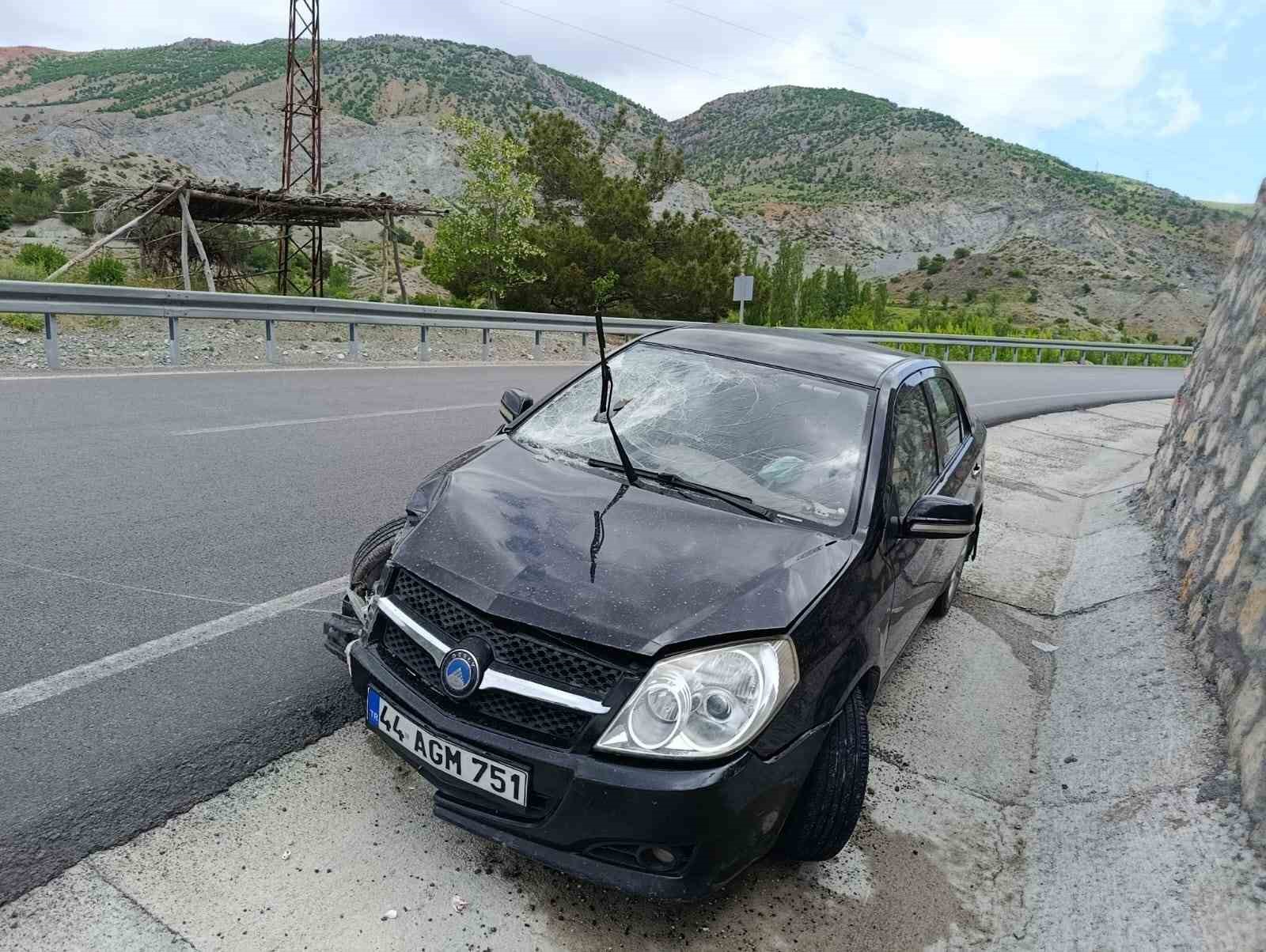 Kontrolden &ccedil;ıkan ara&ccedil; bariyerlere &ccedil;arptı: 1 yaralı
