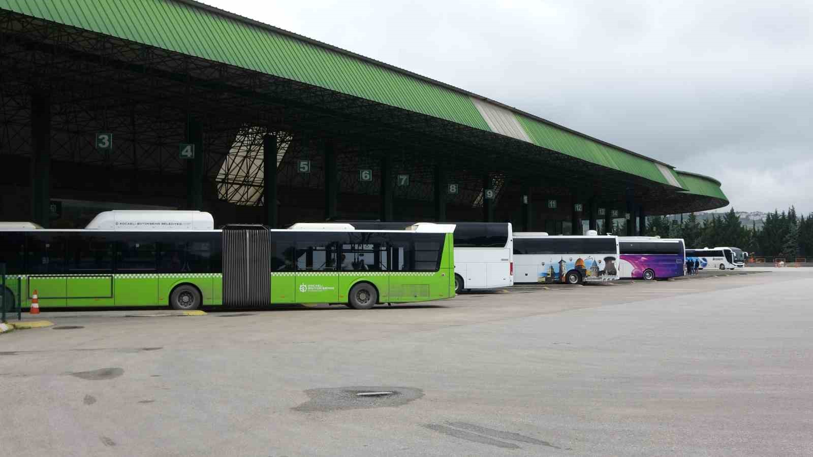 Kocaeli&rsquo;de otogarda bayram yoğunluğu: Biletler t&uuml;kenmiş durumda
