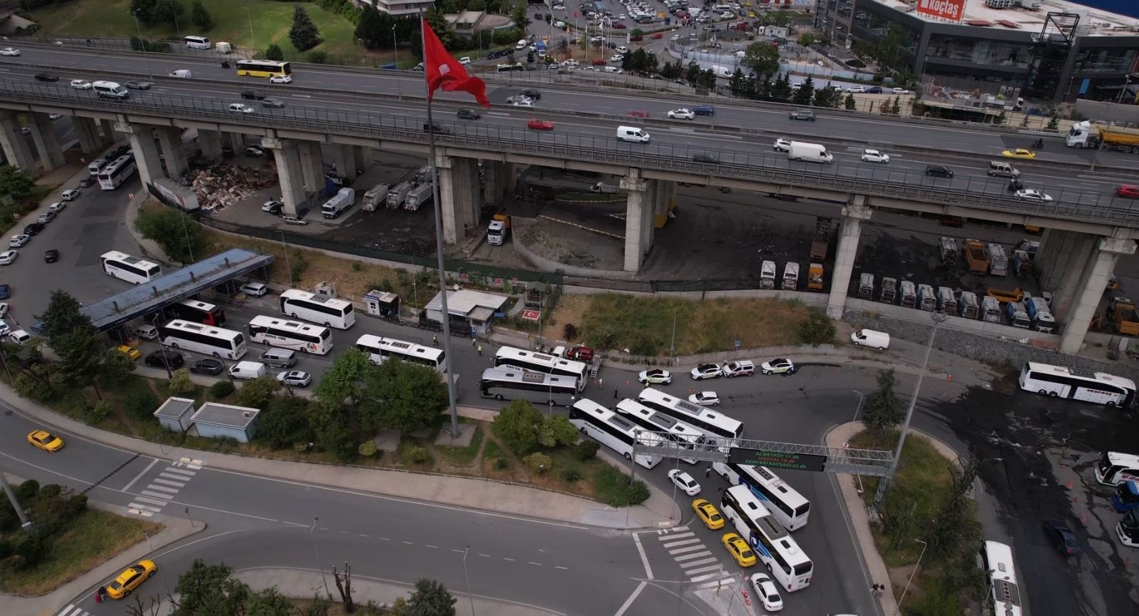 15 Temmuz Demokrasi Otogarı’nda bayram yoğunluğu havadan görüntülendi