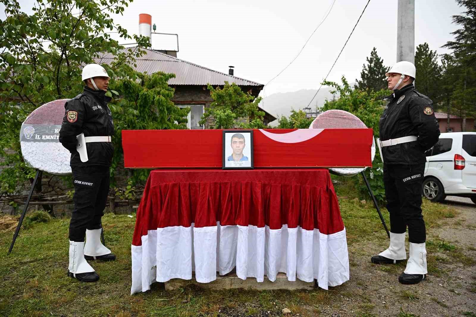Polis memuru kalbine yenik d&uuml;şt&uuml;
