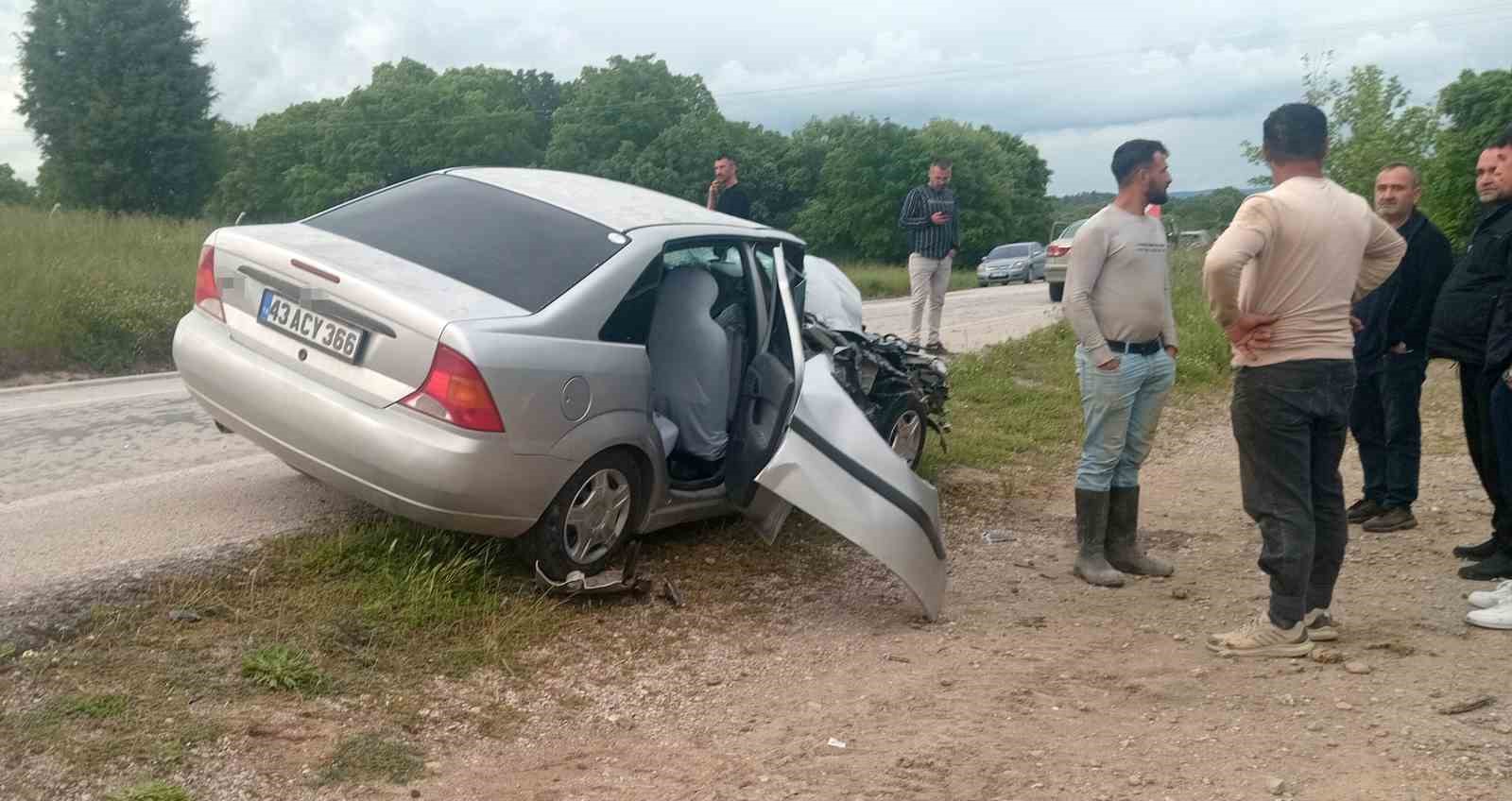 Gediz&rsquo;de otomobil ile kamyon &ccedil;arpıştı: 3 yaralı
