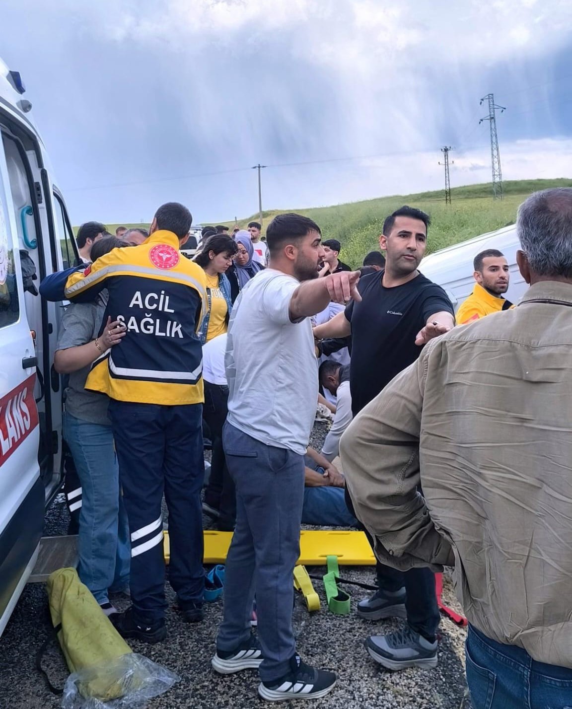 Diyarbakır&rsquo;da yolcu minib&uuml;s&uuml; takla attı: 15 yaralı
