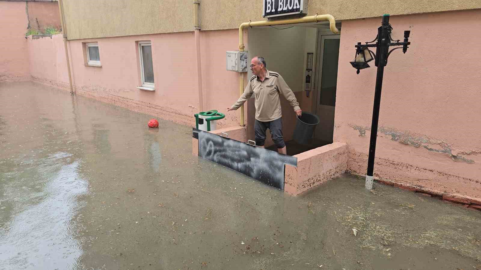 Karabük’te sağanak yağış hayatı felç etti