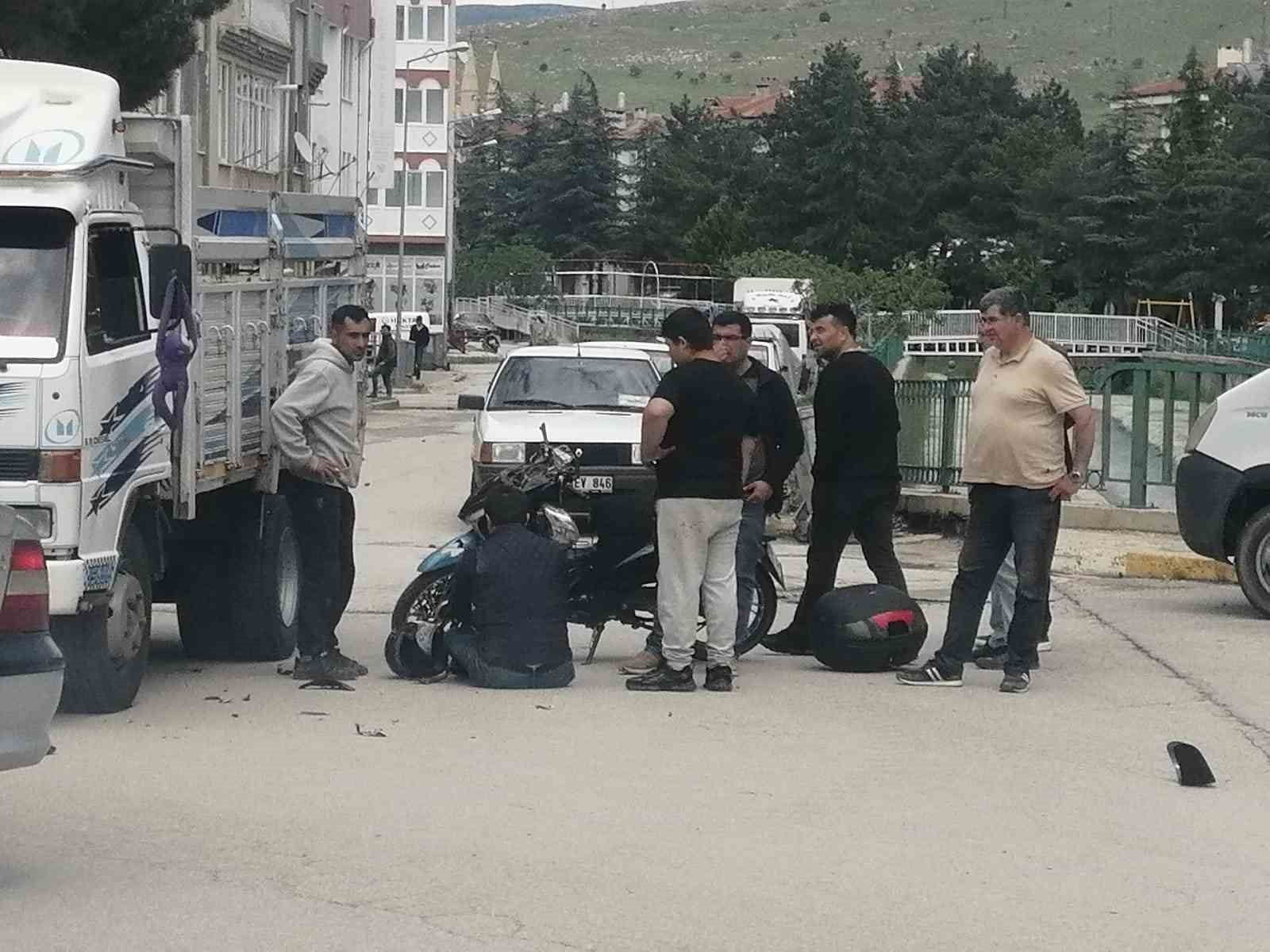 Isparta’da kamyonet ile motosiklet çarpıştı: 1 yaralı