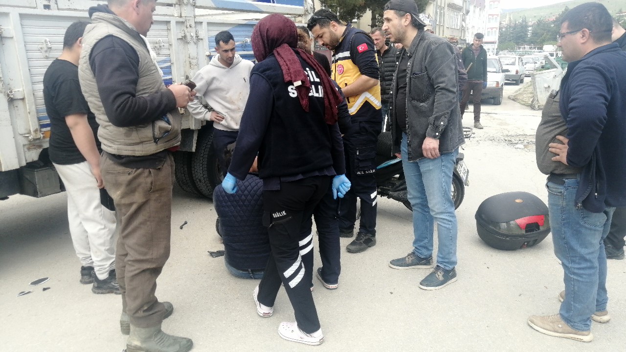 Isparta&rsquo;da kamyonet ile motosiklet &ccedil;arpıştı: 1 yaralı
