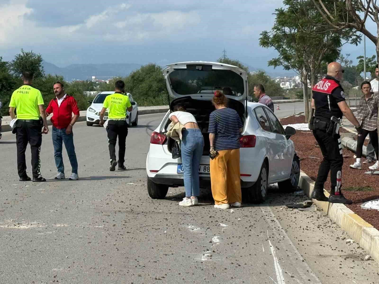 Antalya’da otomobil ile kamyonet çarpıştı: 7 yaralı