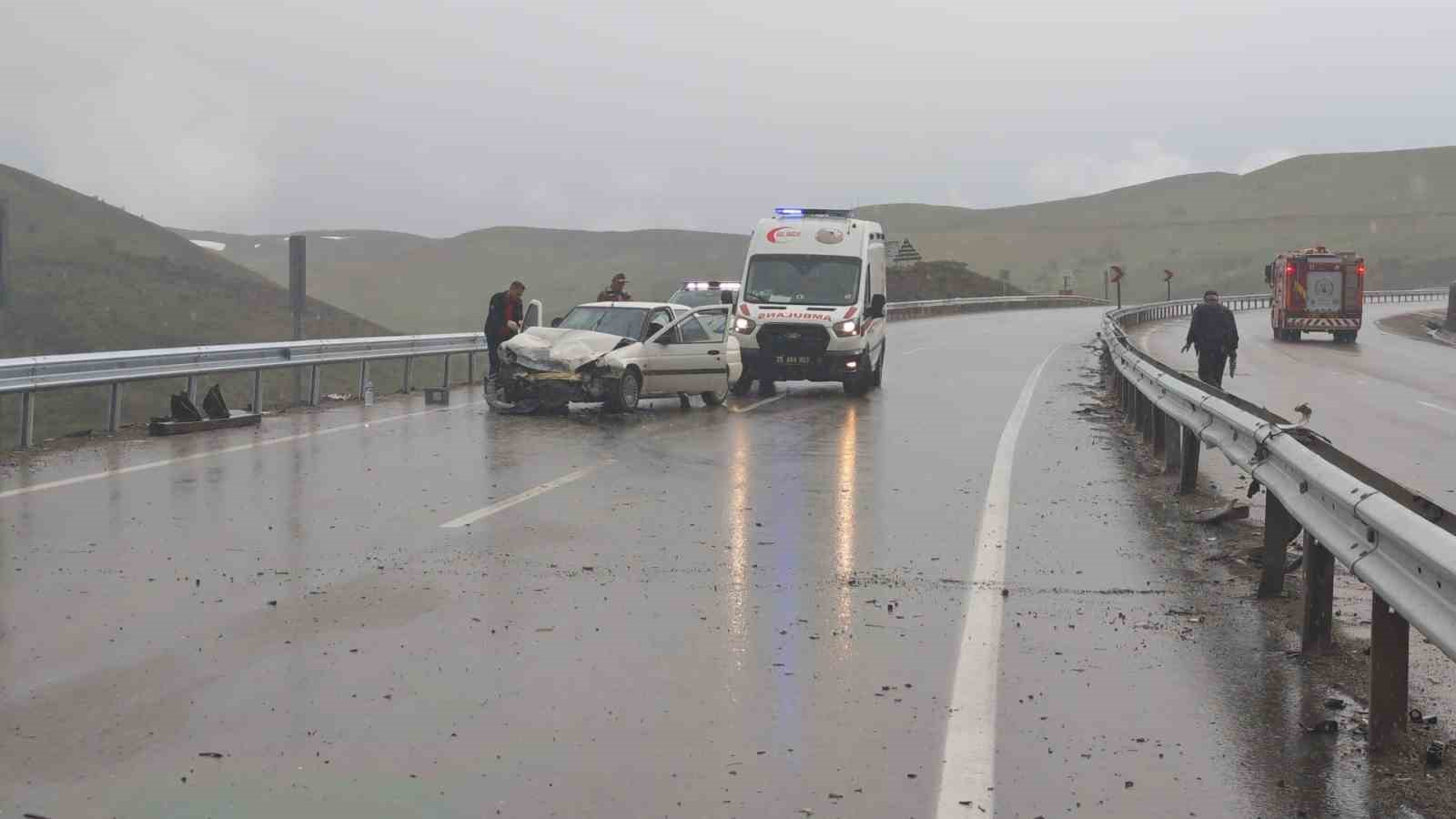 Erzurum-Erzincan karayolundan zincirleme trafik kazası: 3 yaralı