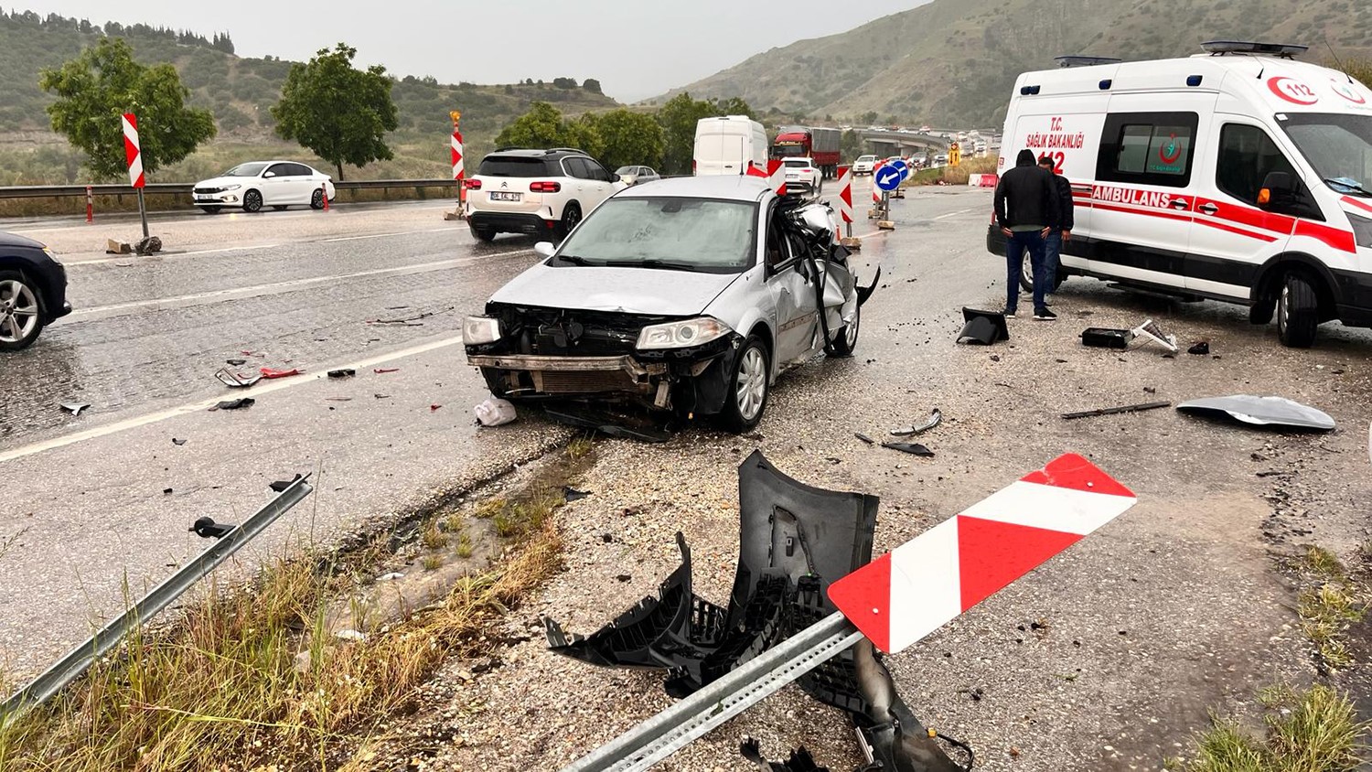 Yol kenarındaki otomobile tır çarpıp kaçtı: 1 yaralı
