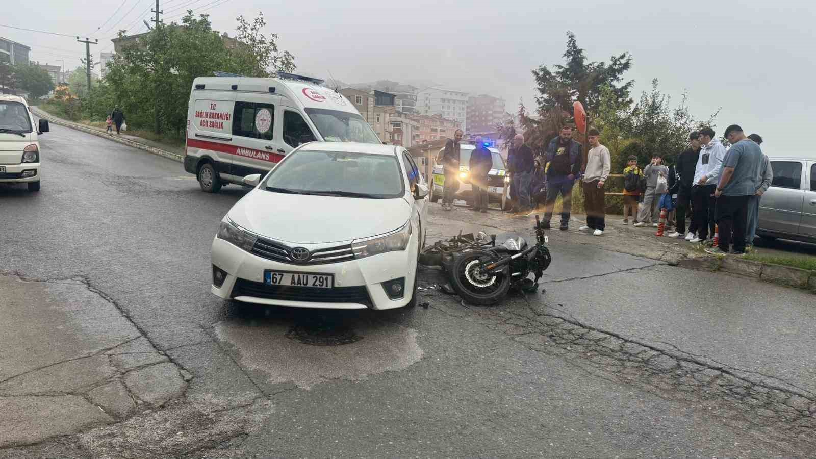 Alaplı&rsquo;da motosiklet kazası kamerada: 1 yaralı
