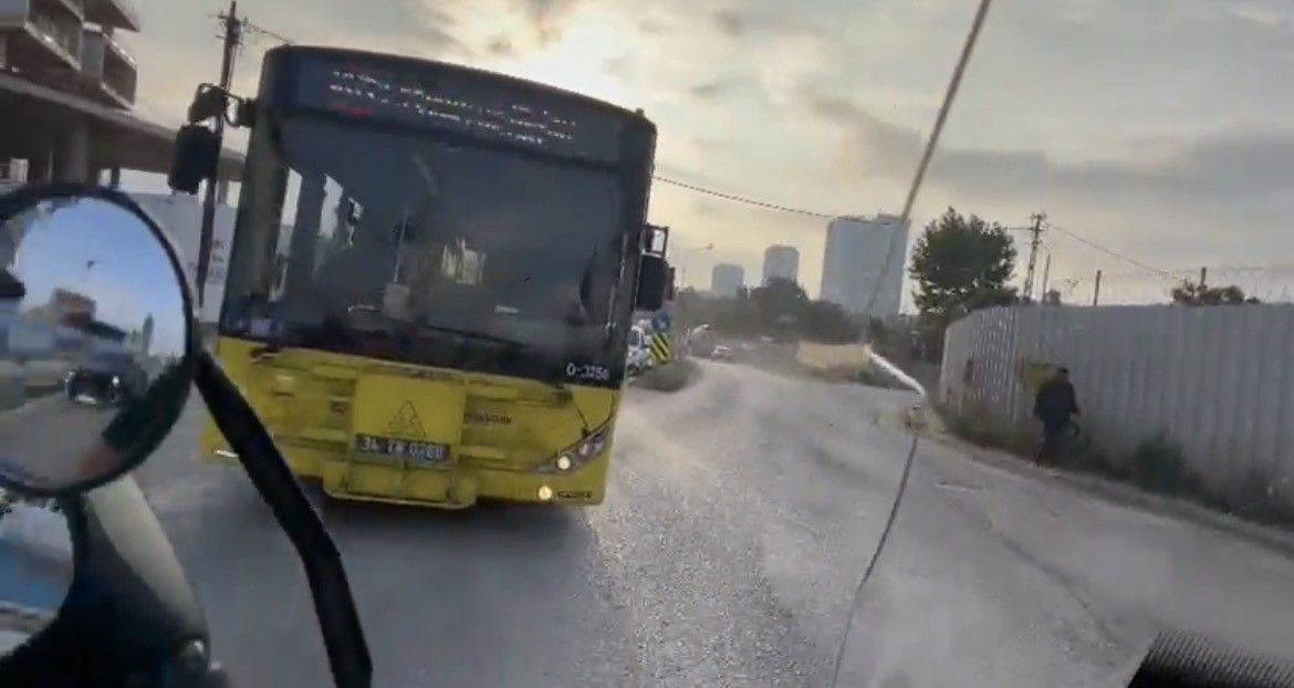 Kartal&rsquo;da korku dolu anlar: İETT otob&uuml;s&uuml; kırmızıda ge&ccedil;ti, motosikletli son anda durabildi
