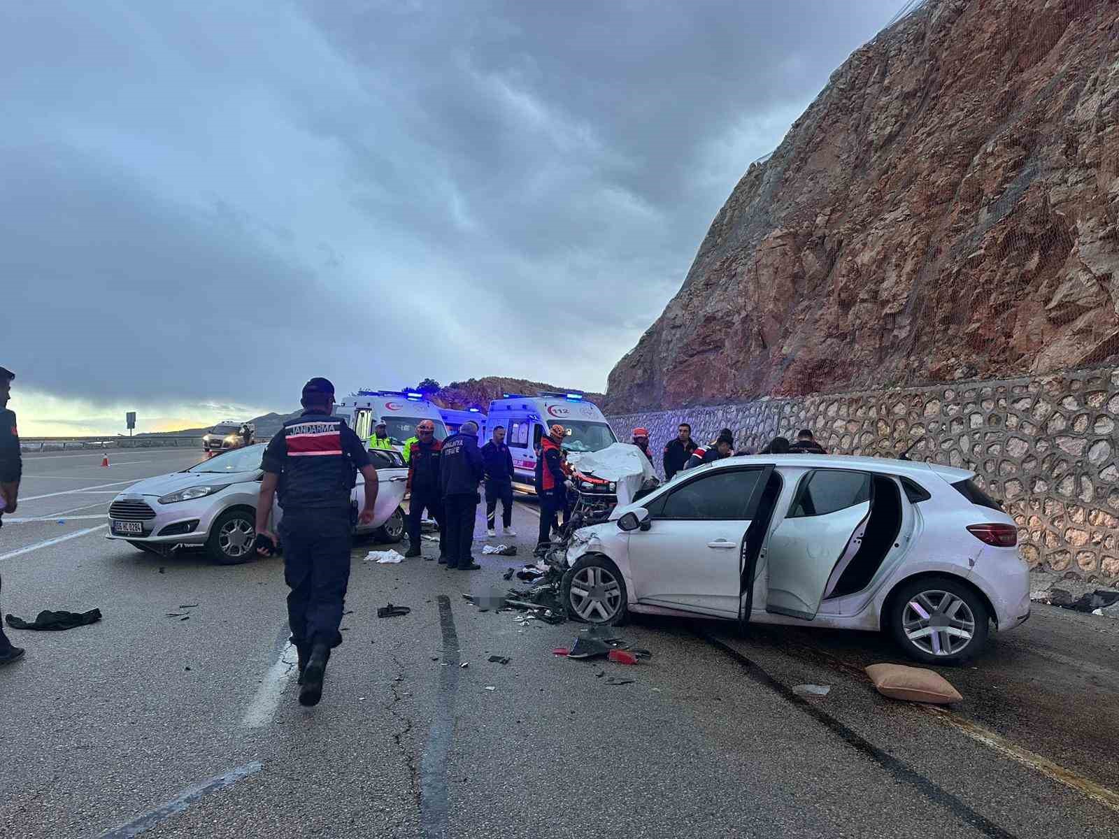 Malatya’da iki otomobil kafa kafaya çarpıştı: 8 yaralı