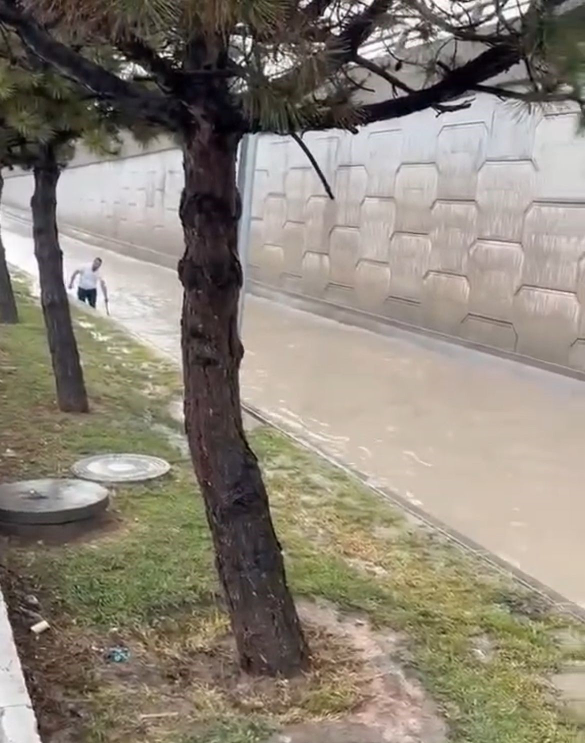 Başkentte sağanak etkili oldu, yollar g&ouml;le d&ouml;nd&uuml;
