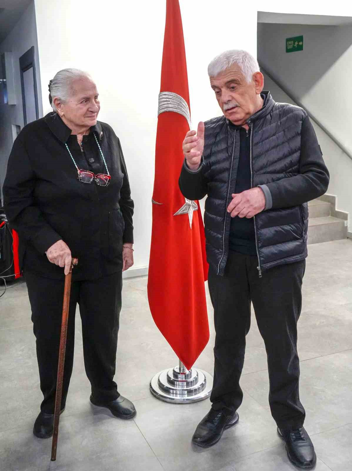 Erzurum Kazım Karabekirbekir Paşa&rsquo;nın kızını bağrına bastı
