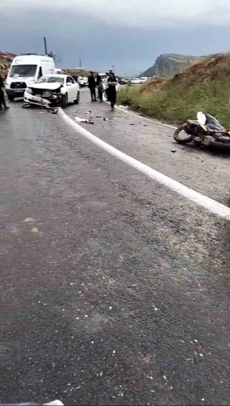 Diyarbakır&rsquo;da otomobil ile motosiklet kafa kafaya &ccedil;arpıştı: 1 yaralı

