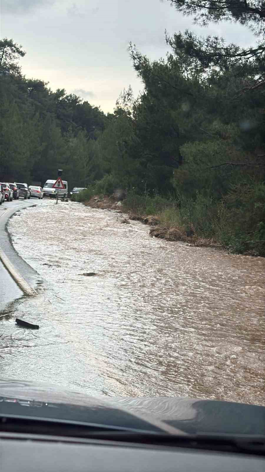 Bodrum&rsquo;da ana isale hattı patladı, yol dereye d&ouml;nd&uuml;

