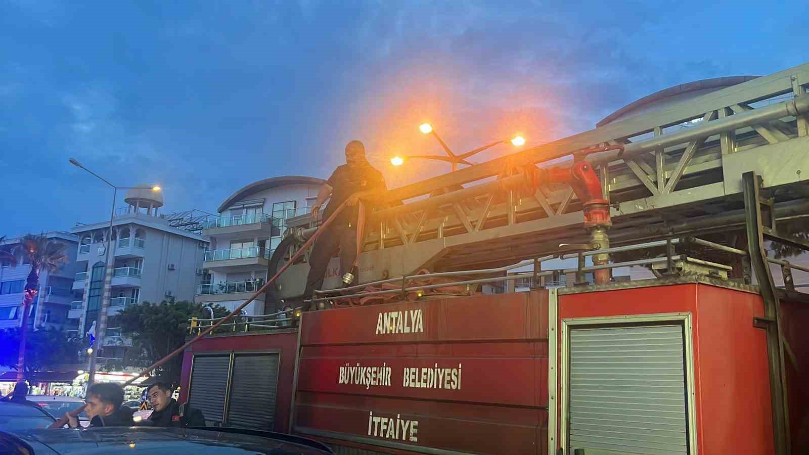 Alanya’da otel mutfağında çıkan yangın korkuttu